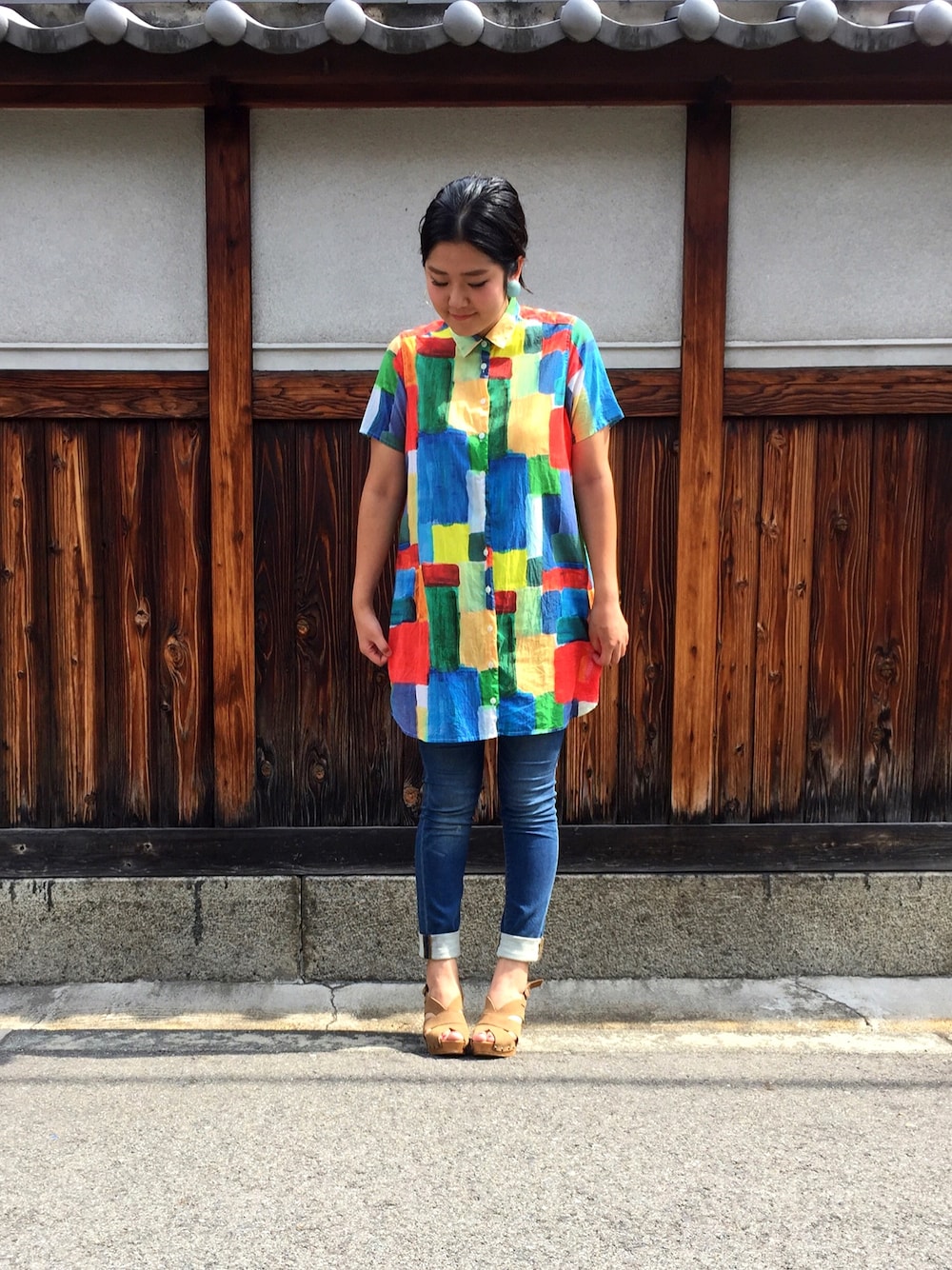 「カラフル、シャツワンピ、ロールアップ、スキニーデニム、夏コーデ、半袖シャツ」｜「Design Tshirts Store graniphのマルチパターンシャツワンピース/スクウェア（シャツワンピース、その他）」を使った、TAKIZAWAさん（レディース・167cm）の夏コーディネートの1枚目の写真