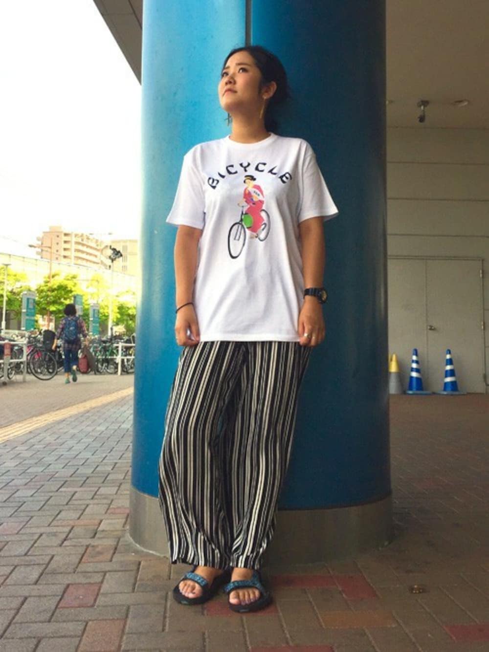 「ロゴT、ワイドパンツ、ストライプパンツ、夏コーデ、白Tシャツ」｜「Design Tshirts Store graniphのベーシックTシャツ/ゼンバイシクル（Tシャツ/カットソー、ホワイト系）」を使った、TAKIZAWAさん（レディース・167cm）の夏コーディネートの1枚目の写真