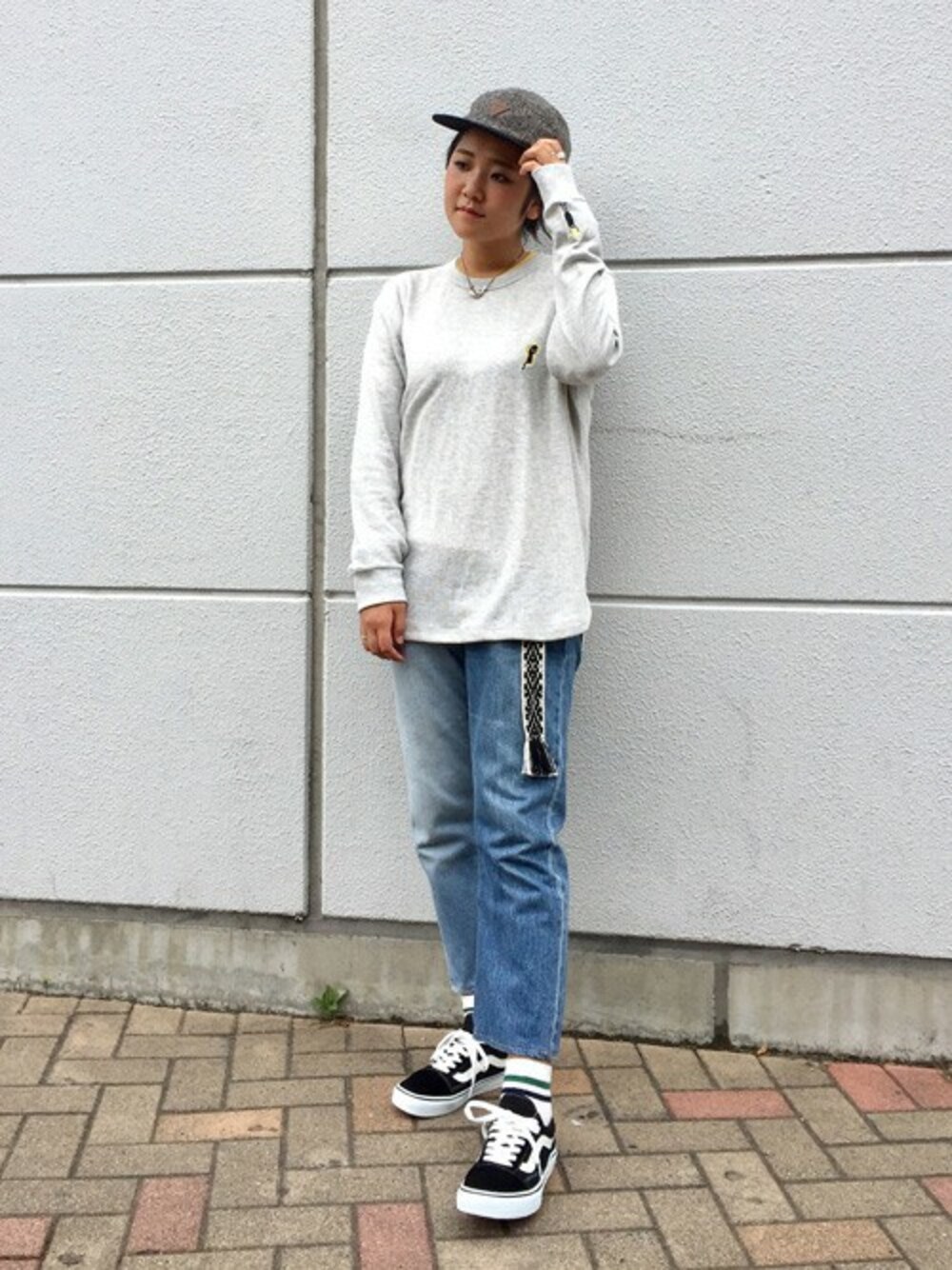 「VANS、ボーイッシュ、ストリート、ロンT、ラインソックス、ワンポイント、ワッフル、秋」｜「Design Tshirts Store graniphのワッフルTシャツ/キーホールビューティフルシャドー（Tシャツ/カットソー、グレー系）」を使った、TAKIZAWAさん（レディース・167cm）の秋コーディネートの1枚目の写真