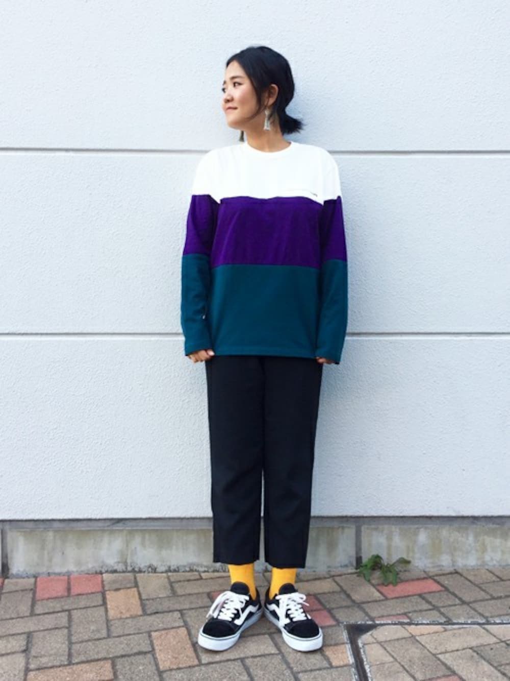 「VANS、カジュアル、シンプル、ストリート、ロンT、オーバーサイズ、ワイドパンツ、差し色、ワークパンツ、ブロッキング」｜「Design Tshirts Store graniphの3カラーパネルロングスリーブTシャツ（Tシャツ/カットソー、ホワイト系）」を使った、TAKIZAWAさん（レディース・167cm）の秋コーディネートの1枚目の写真