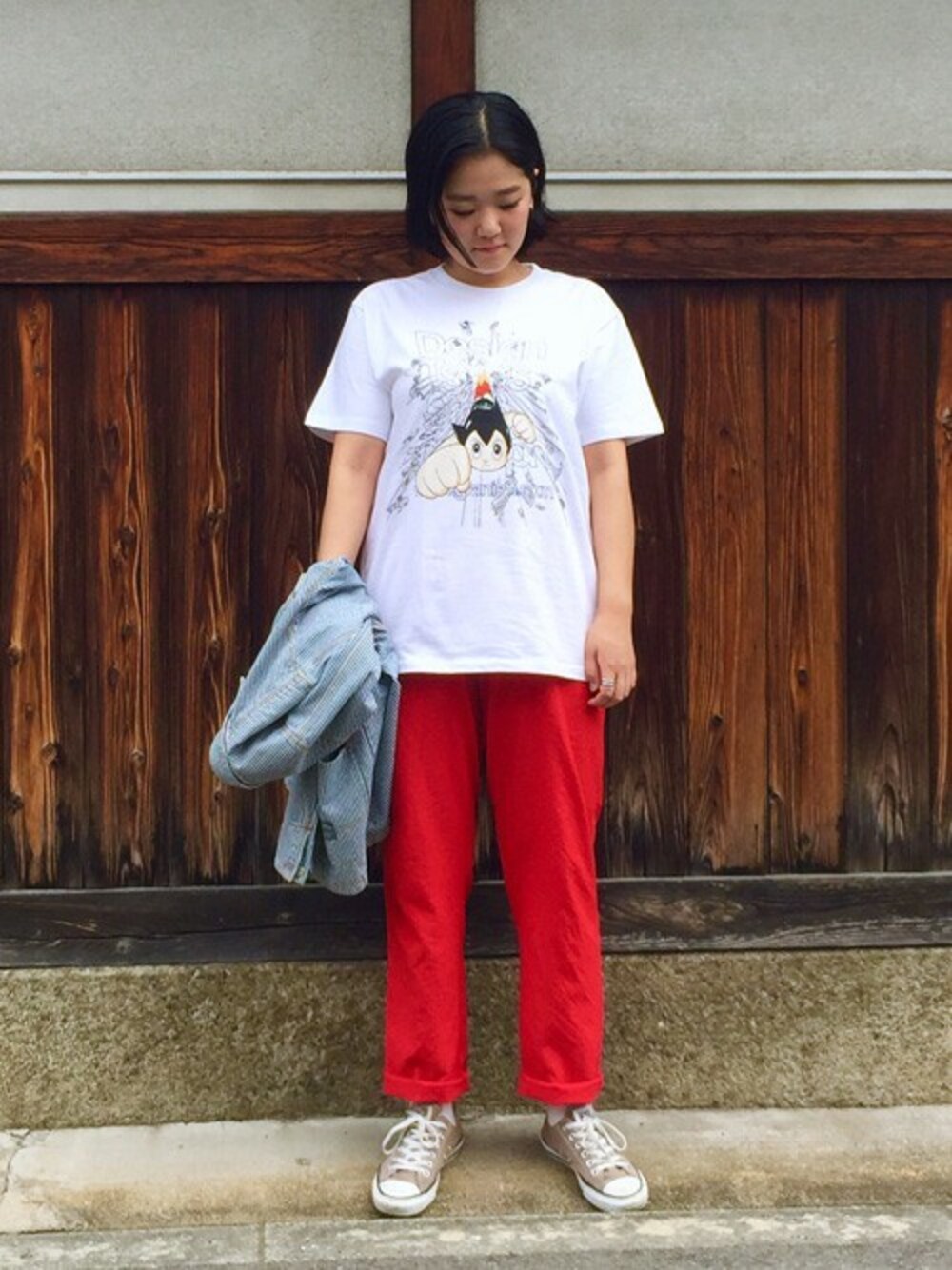 「ロゴT、converse、赤、シンプルコーデ、白Tシャツ、キャラT、鉄腕アトム」｜「Design Tshirts Store graniphのアイテム（Tシャツ/カットソー、ホワイト系）」を使った、TAKIZAWAさん（レディース・167cm）の夏コーディネートの1枚目の写真