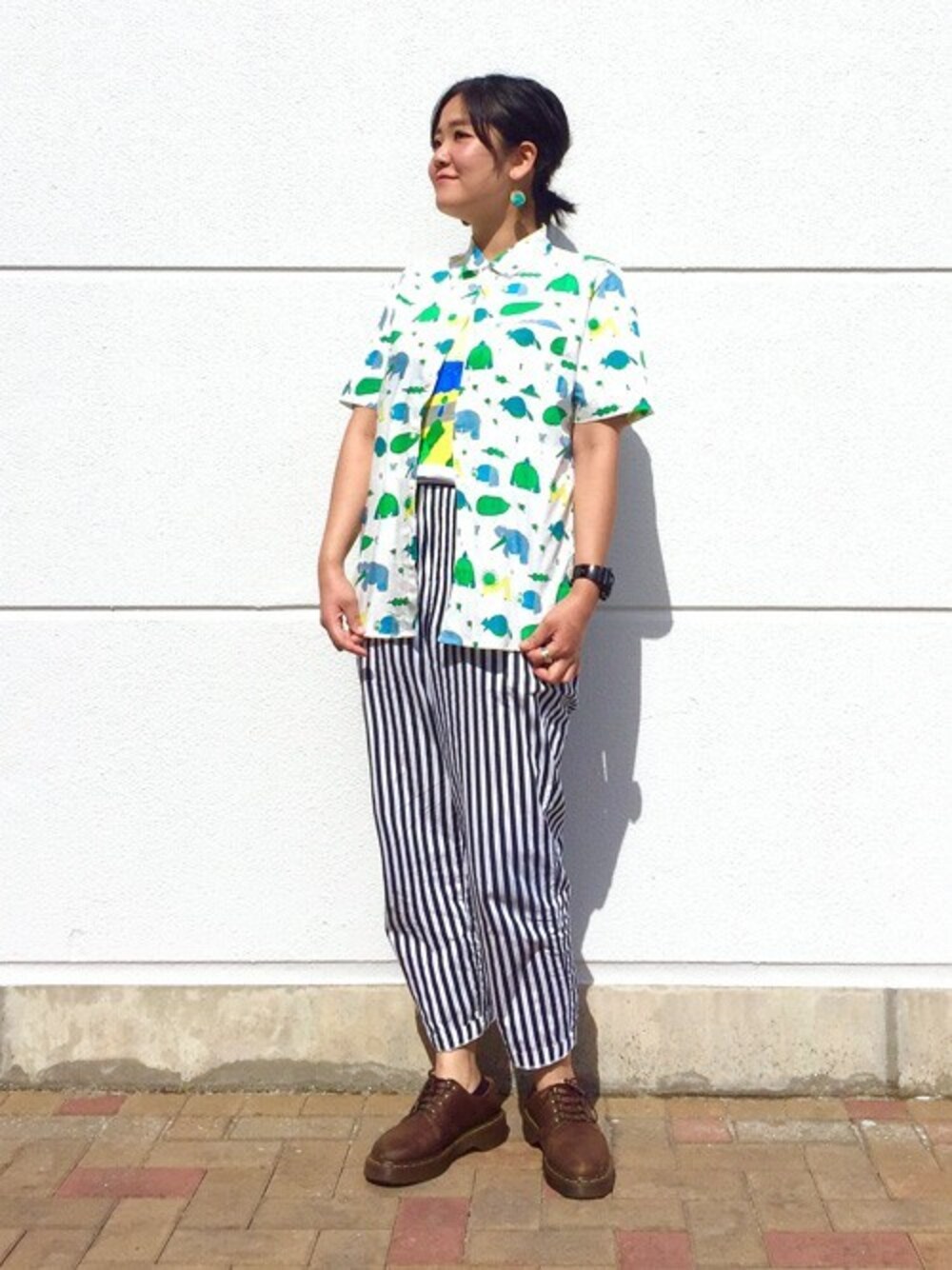 「柄シャツ、ワイドパンツ、ストライプパンツ、革靴、夏コーデ、白Tシャツ」｜「Design Tshirts Store graniphのコラボレーションショートスリーブシャツ/長新太(キャベツくんアニマルパターン)（シャツ/ブラウス、ホワイト系）」を使った、TAKIZAWAさん（レディース・167cm）の夏コーディネートの1枚目の写真