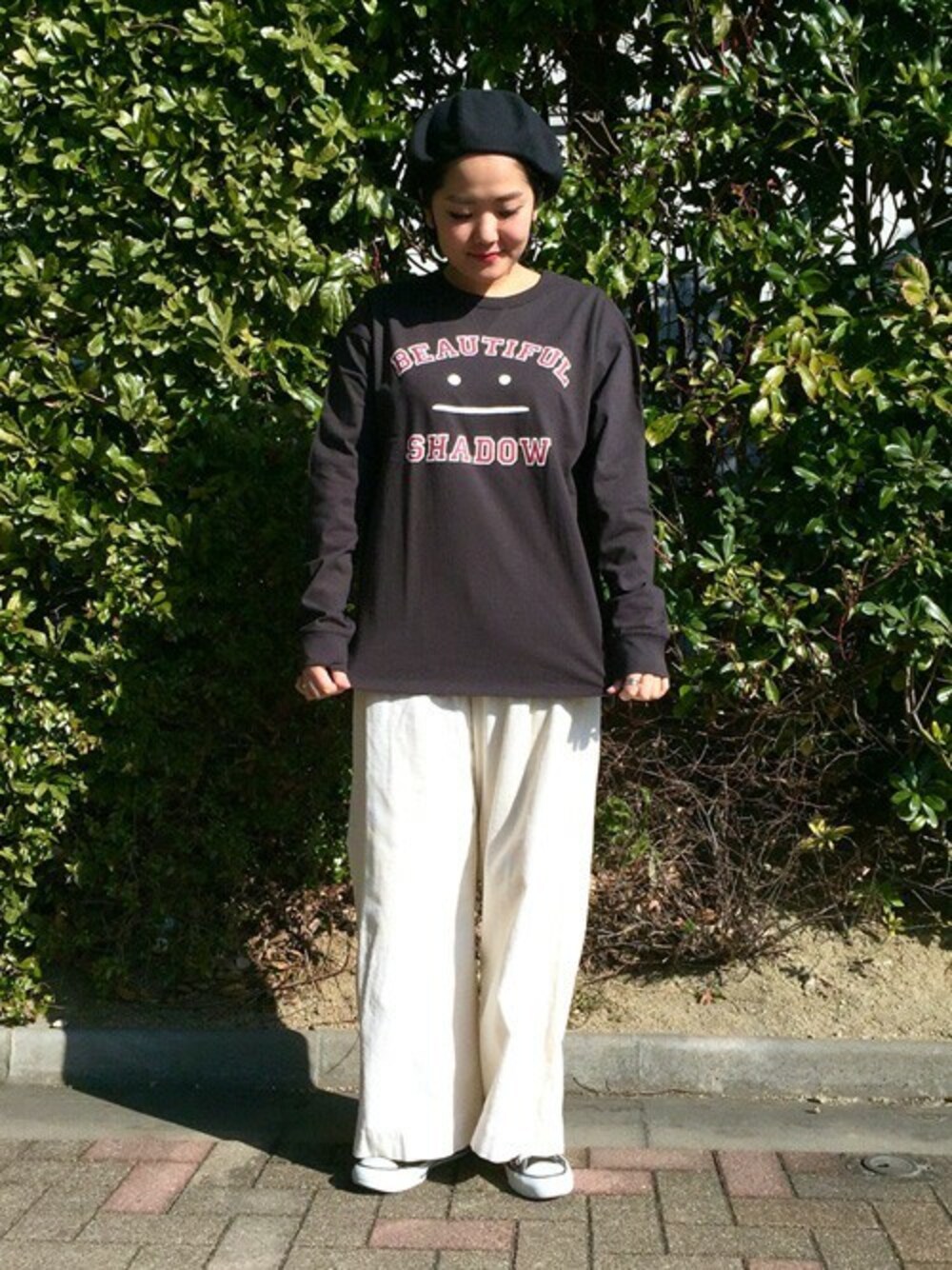 「ベレー帽、converse、カレッジ、ワイドパンツ、メンズライク、ラフ、ホワイトパンツ、ゆるコーデ、キャラT」｜「Design Tshirts Store graniphのアイテム（Tシャツ/カットソー、グレー系）」を使った、TAKIZAWAさん（レディース・167cm）の夏コーディネートの1枚目の写真