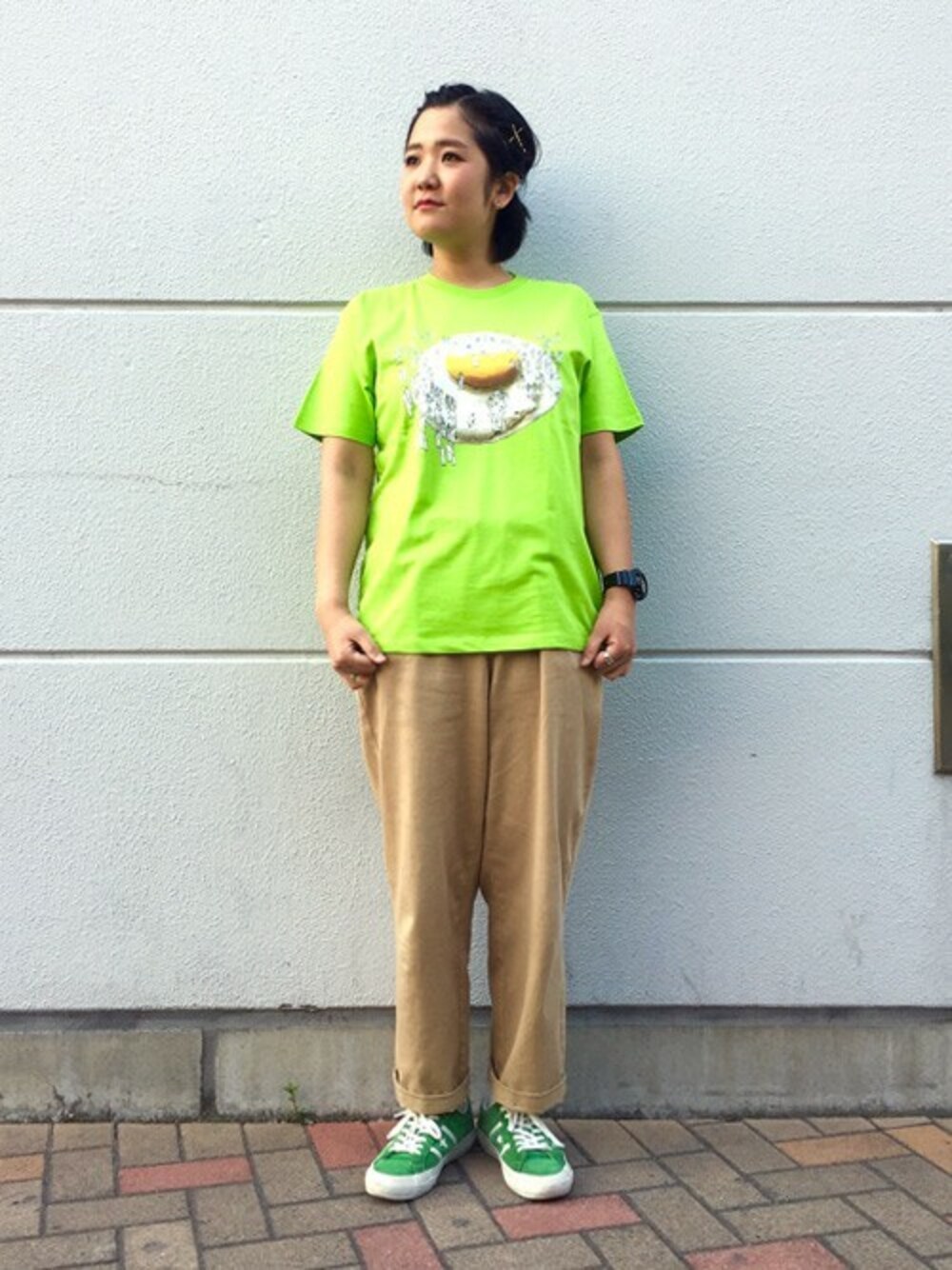 「Tシャツ、converse、ストリート、メンズライク、ラフ、ロールアップ、ベージュのチノパン、楽チンコーデ、夏コーデ」｜「Design Tshirts Store graniphのベーシックTシャツ/サニーサイドパーク（Tシャツ/カットソー、グリーン系）」を使った、TAKIZAWAさん（レディース・167cm）の夏コーディネートの1枚目の写真