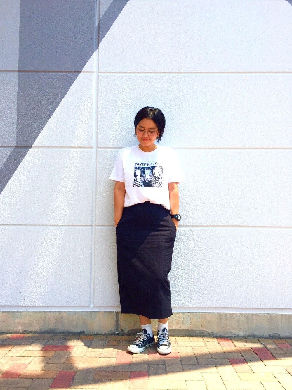 「タイトスカート、converse、モノトーン、オーバーサイズ、ロングスカート、モノトーンコーデ、夏コーデ、黒スカート、白Tシャツ、靴下×スニーカー」｜「Design Tshirts Store graniphのアイテム（Tシャツ/カットソー、ホワイト系）」を使った、TAKIZAWAさん（レディース・167cm）の夏コーディネートの1枚目の写真