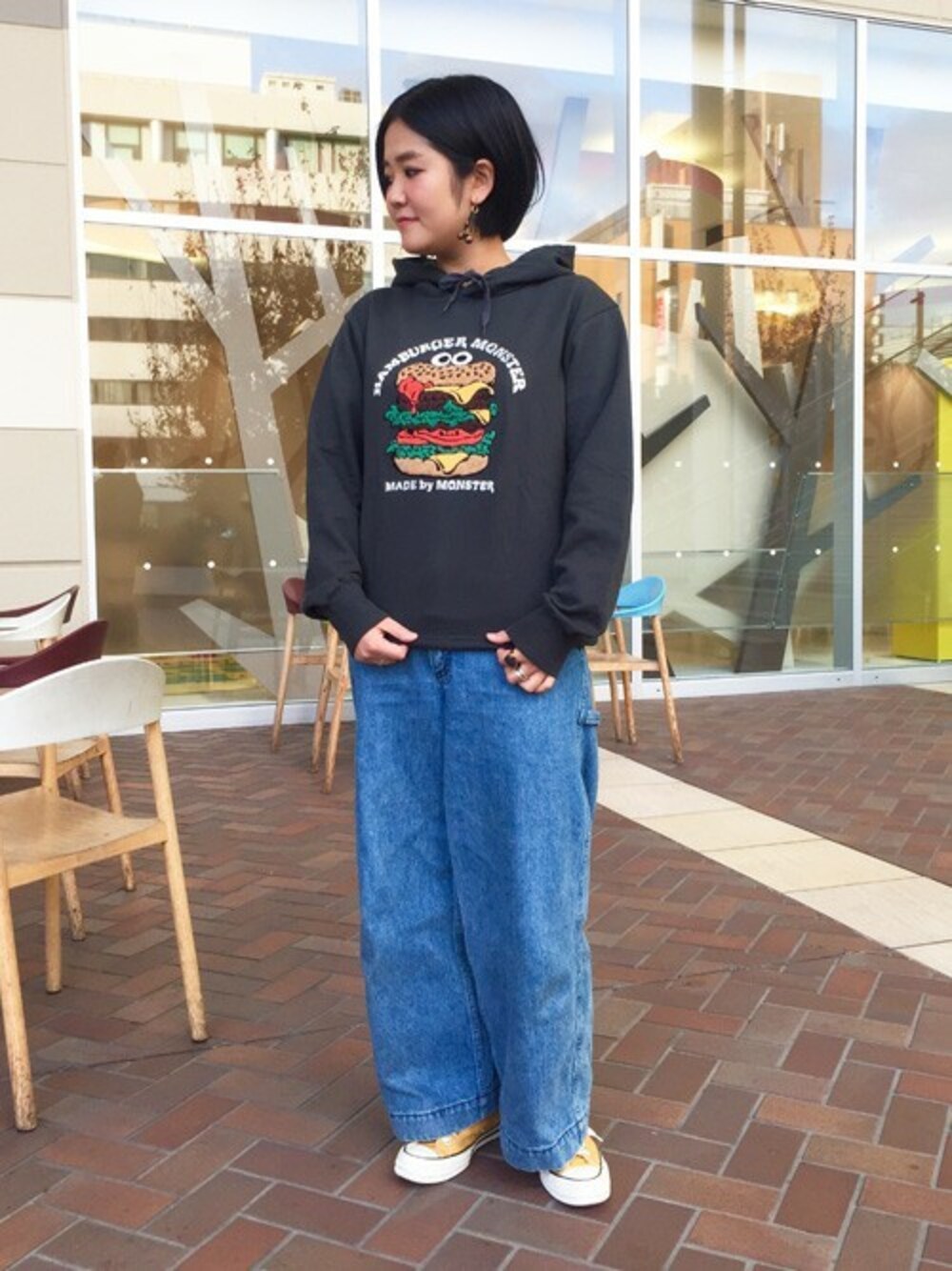 「ボーイッシュ、パーカー、converse、刺繍、メンズライク、ハンバーガー、ワイドデニム」｜「Design Tshirts Store graniphのエンブロイダリーロングスリーブパーカー/バーガーモンスター（パーカー、ブラック系）」を使った、TAKIZAWAさん（レディース・167cm）の冬コーディネートの1枚目の写真