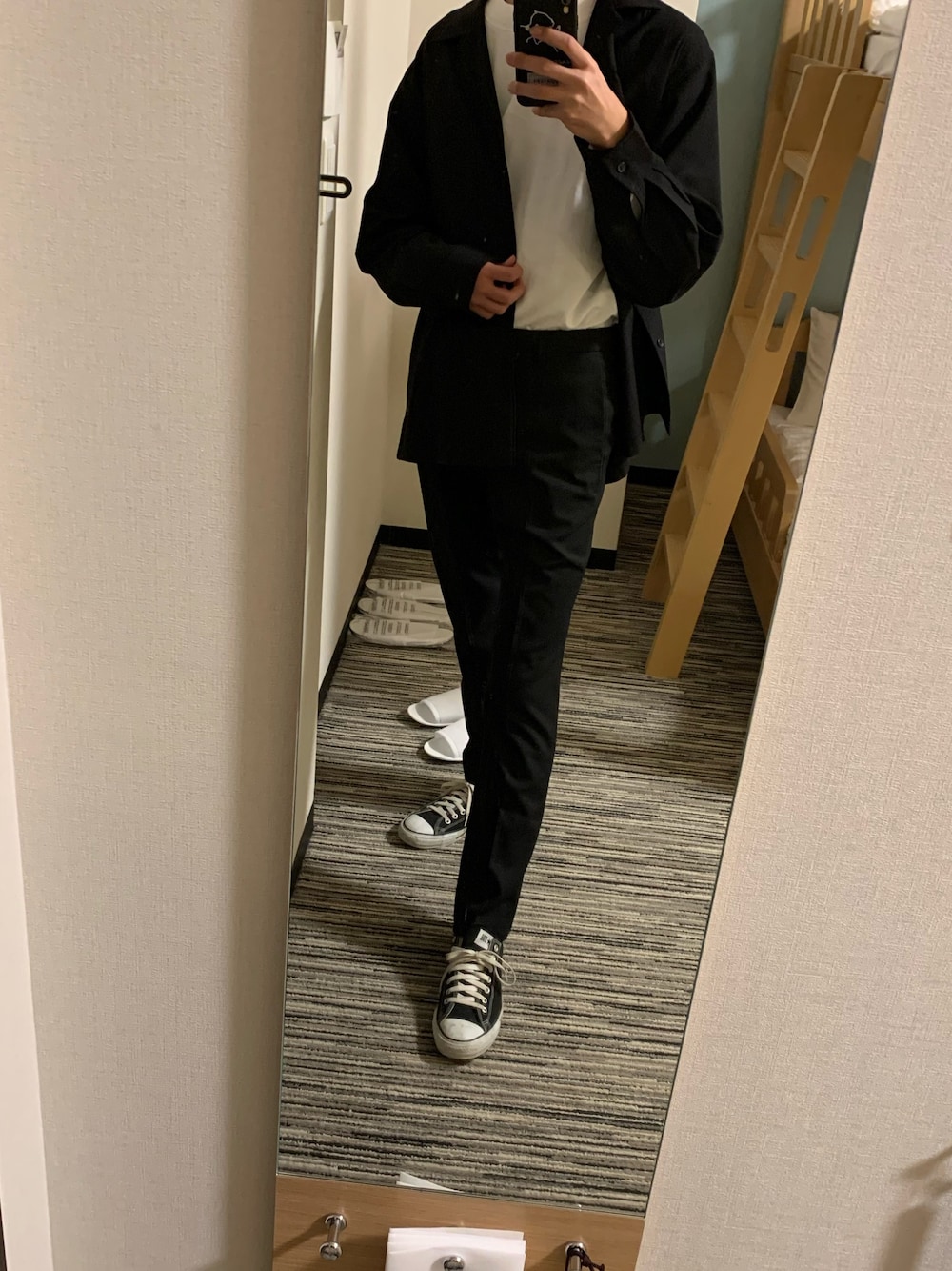 「お洒落さんとつながりたい、モノトーン、ホワイト、オープンカラーシャツ、モノトーンコーデ」｜「UNIQLOのイージケアストレッチスリムフィットパンツ（その他パンツ、ブラック系）」を使った、。さん（メンズ・180cm）の春コーディネートの1枚目の写真
