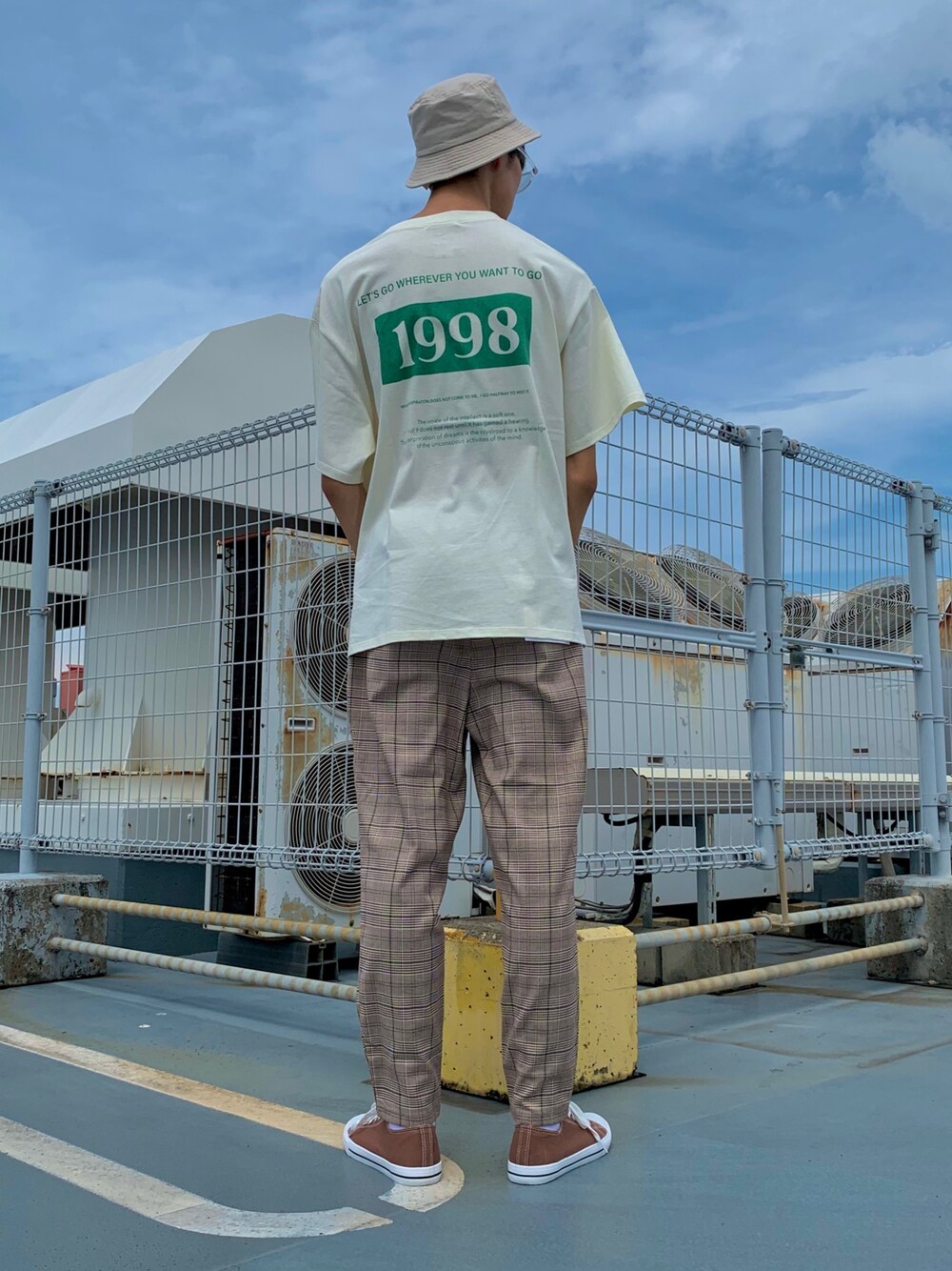 「WEGO、レディースアイテム、KANGOL、チェック、いいね、save、フォローお願いします🤑」｜「WEGOのWEGO/1998プリントビッグシルエットTシャツ（Tシャツ/カットソー、ホワイト系）」を使った、。さん（メンズ・180cm）の夏コーディネートの1枚目の写真
