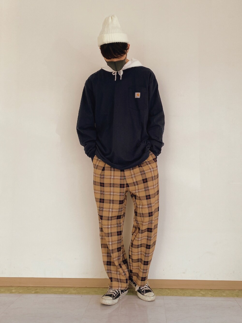 「古着風、古着、WEGO、carhartt、チェックパンツ」｜「WEGOのアイテム（Tシャツ/カットソー、ブルー系）」を使った、。さん（メンズ・180cm）の冬コーディネートの1枚目の写真
