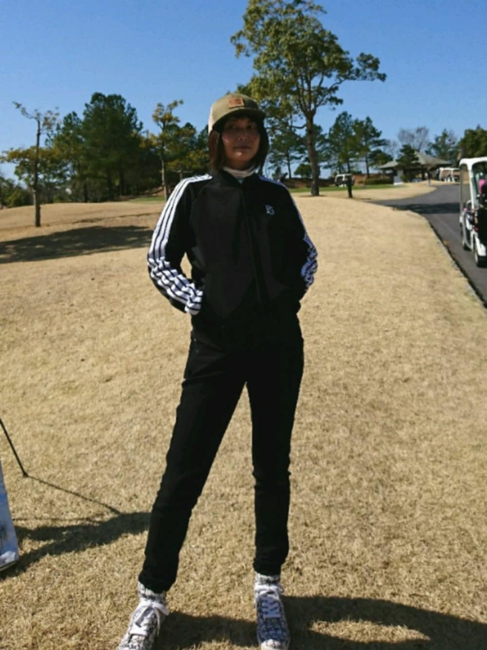 「ゴルフ、ゴルフコーデ、ゴルフ場、ゴルフウェア、春、GOLF」｜「PEARLY GATESのアイテム（パンツ、ブラック系）」を使った、YAJIRITSUさん（レディース・158cm）の春コーディネートの1枚目の写真