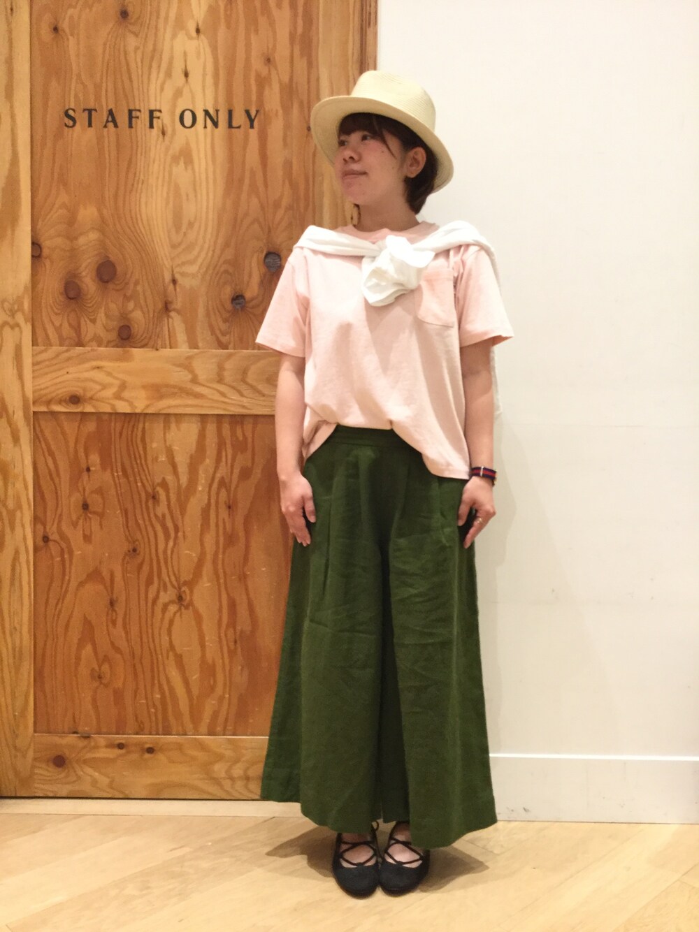 「シンプルコーデ、お花見、ピクニック、ラインパンツ、春コーデ、ピンク、ポケットＴシャツ、coenスタッフスタイリング、coenスタッフオススメアイテム」｜「coenのUSAコットンクルーネックポケットTシャツ（Tシャツ/カットソー、ピンク系）」を使った、coen  Rie  nakamuraさん（レディース・153cm）の春コーディネートの1枚目の写真