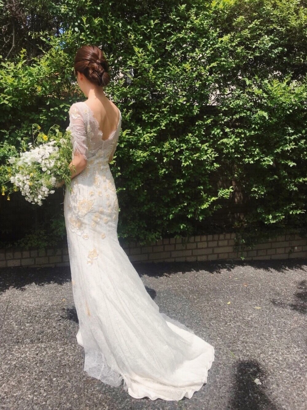 ホワイト系のドレスを着用したレディースの春コーディネートの1枚目の写真