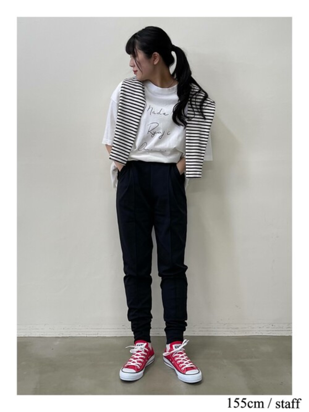 「コンバース、ボーダー、シンプル、Tシャツ、パンツスタイル、ootd、肩掛けカーデ、omnes、オムネス」｜「OMNES Another Editionのストレッチポンチ　ピンタックテーパードイージーパンツ（その他パンツ、ブラック系）」を使った、omnes_staffさん（レディース・155cm）の春コーディネートの1枚目の写真