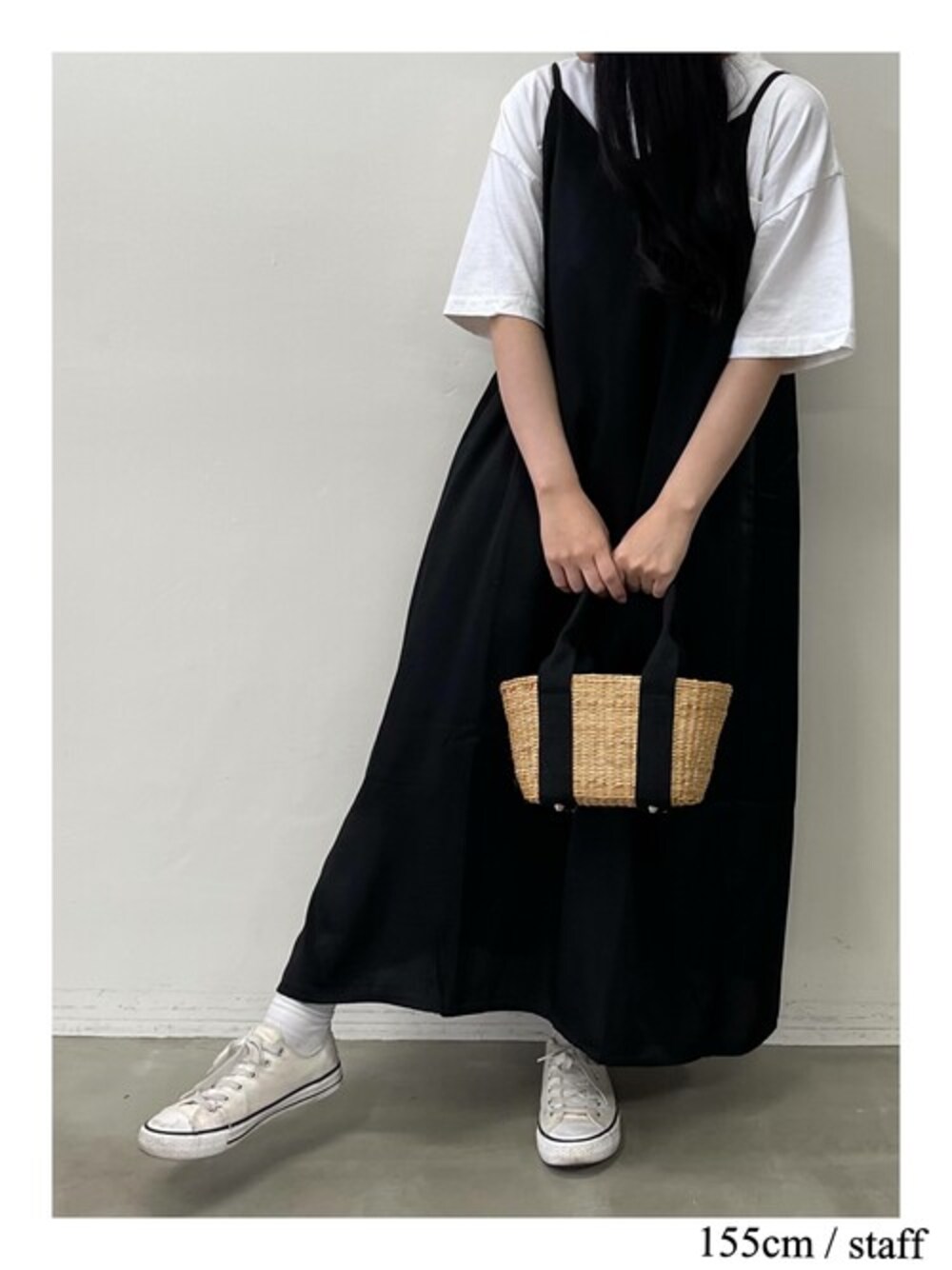 「コンバース、ワンピース、シンプル、ブラックコーデ、リラックススタイル、ootd、夏コーデ、低身長コーデ、omnes」｜「OMNES Another Editionのサテンキャミワンピース（ワンピース、ブラック系）」を使った、omnes_staffさん（レディース・155cm）の春コーディネートの1枚目の写真
