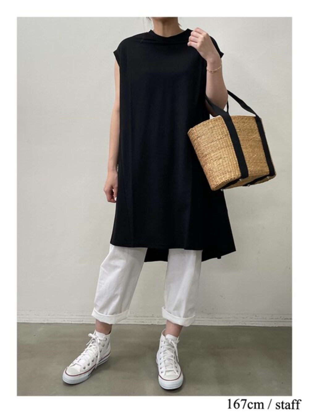 「スニーカー、コンバース、シンプル、パンツスタイル、ootd、夏コーデ、omnes、オムネス」｜「OMNES Another Editionの接触冷感レーヨンナイロンノースリーブワイドシルエットチュニック（チュニック、ブラック系）」を使った、omnes_staffさん（レディース・167cm）の春コーディネートの1枚目の写真