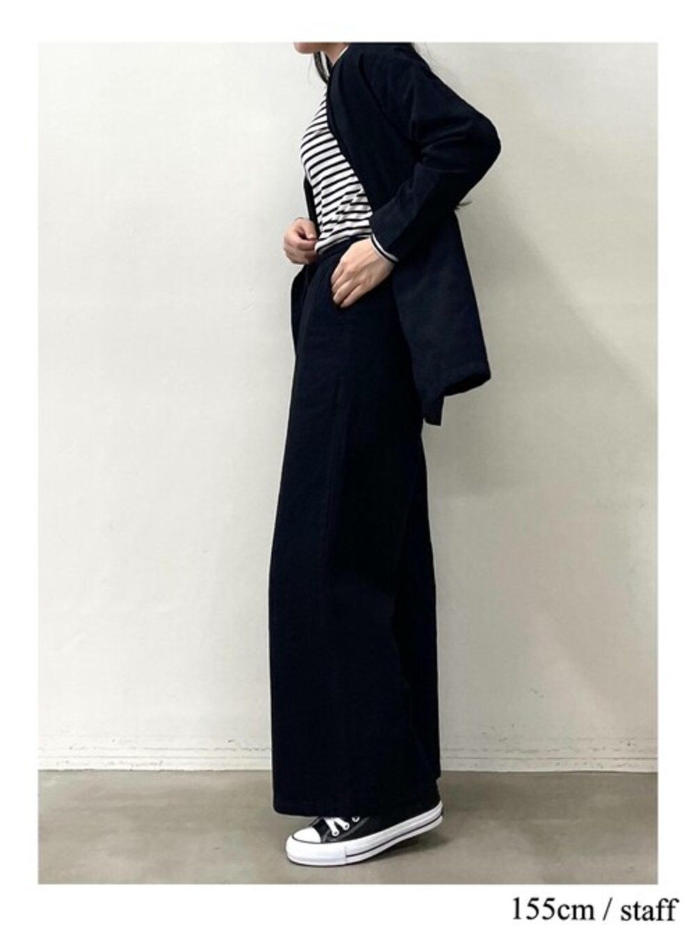 ブラック系のその他パンツ、ブラック系のノーカラージャケットを着用したレディースの春コーディネートの1枚目の写真