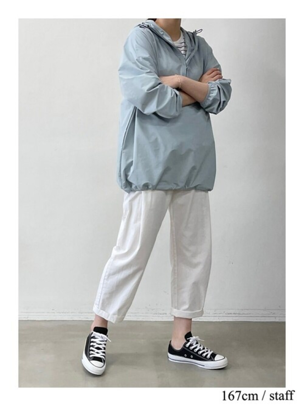 「スニーカー、コンバース、マウンテンパーカー、パーカー、パンツスタイル、ootd、夏コーデ、ＵＶカット、日焼け対策、omnes」｜「OMNESのUV撥水ストレッチナイロンパーカー（ブルゾン、ブルー系）」を使った、omnes_staffさん（レディース・167cm）の夏コーディネートの1枚目の写真
