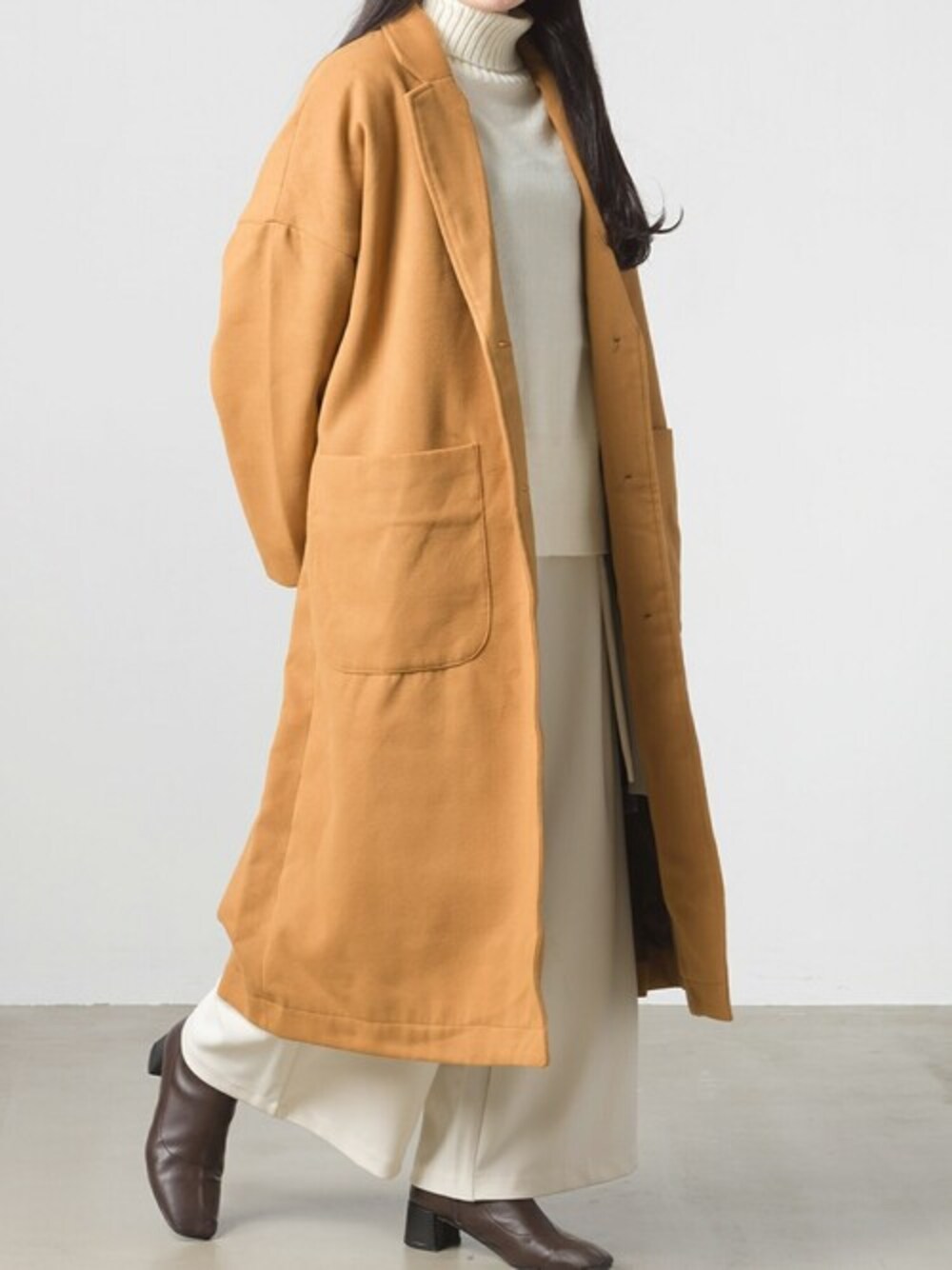 「コート、アウター、ブーツ、ワントーンコーデ、ベージュ、冬コーデ、キレイめ、ootd、シンプルコーデ、omnes」｜「SOの<SO> ビックテーラードコート（その他アウター、イエロー系）」を使った、omnes_staffさん（レディース・155cm）の秋コーディネートの1枚目の写真