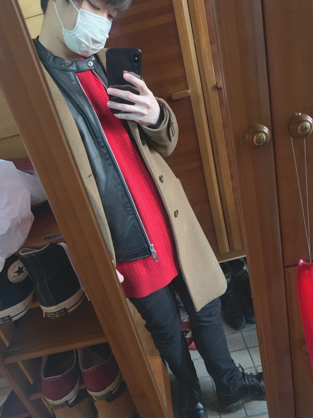 ブラック系のブーツ、ブラック系のその他パンツ、レッド系のニット/セーターを着用したメンズの冬コーディネートの1枚目の写真