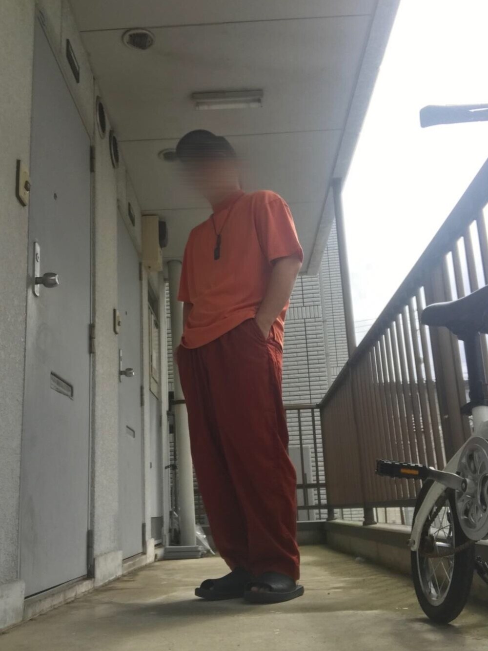 オレンジ系のTシャツ/カットソー、オレンジ系のその他パンツ、ブラック系のサンダルを着用したメンズの夏コーディネートの1枚目の写真