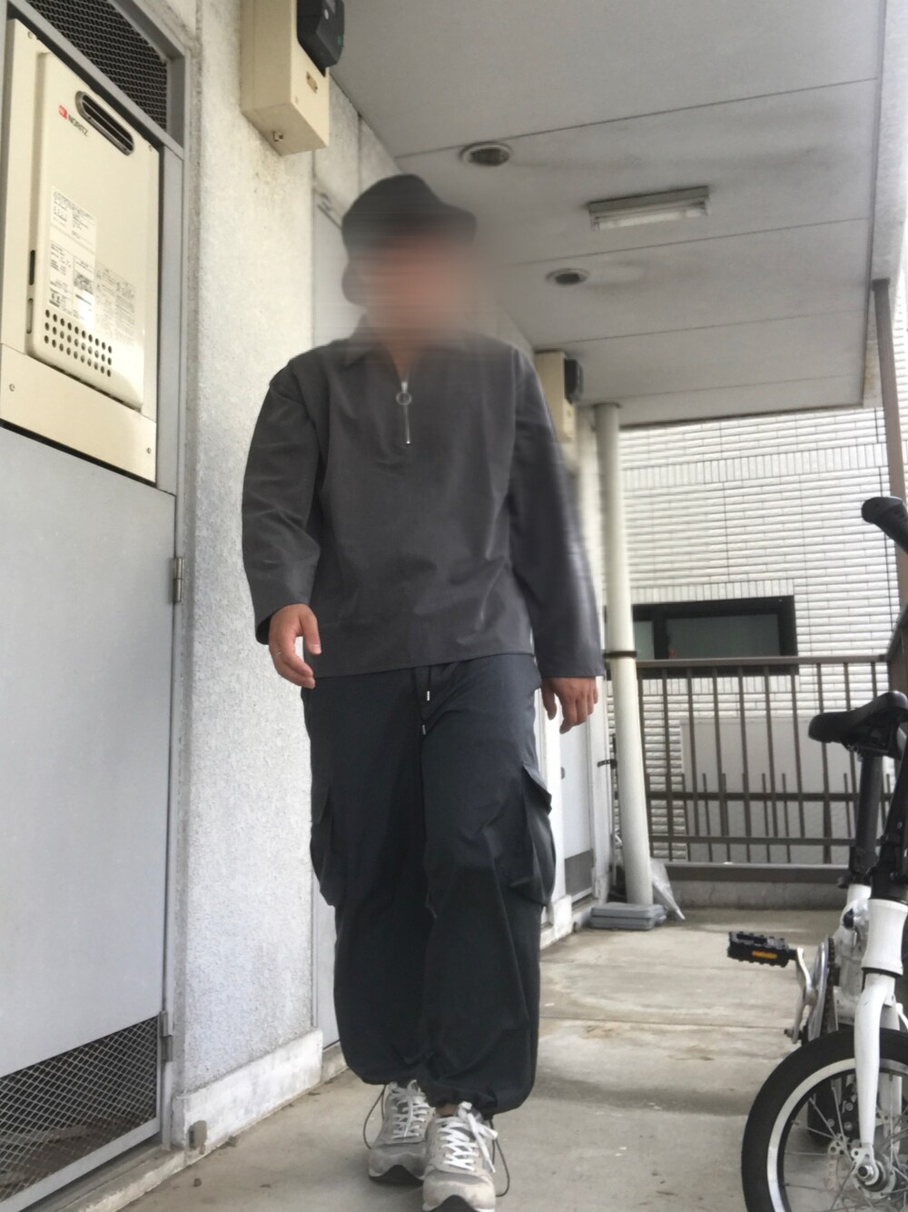 「グレー、フリークスストア、MAISON SPECIAL、ニューバランス、バケットハット、秋のコーデ、シンプルスタイル、ミリタリー、カーゴパンツ」｜「FREAK'S STOREのアイテム（Tシャツ/カットソー、グレー系）」を使った、moumouさん（メンズ・170cm）の秋コーディネートの1枚目の写真