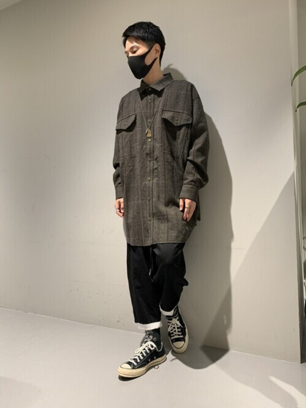 「ROYAL FLASH、SHARE SPIRIT、KMRii、converse、ct70、秋のコーデ」｜「KMRiiのKMRii/ケムリ/LAYERED WIDE PANTS（その他パンツ、ブラック系）」を使った、akihiro_okadaさん（メンズ・174cm）の秋コーディネートの1枚目の写真