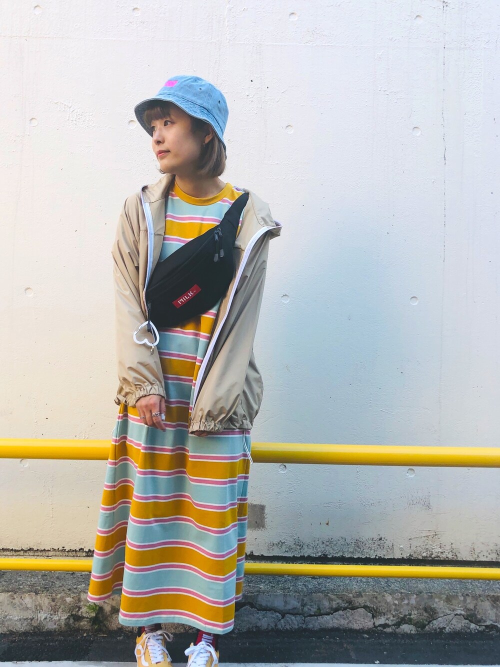 「おしゃれさんと繋がりたい、MILKFED.、milkfed._ootd、カジュアルコーデ、春、夏コーデ、ボーダー、ボーダーワンピース、ナイロンジャケット、ベージュ」｜「MILKFED.のLOGO PRINTED ZIP HOODED JACKET（ナイロンジャケット、ベージュ系）」を使った、林 萌花さん（レディース・159cm）の春コーディネートの1枚目の写真