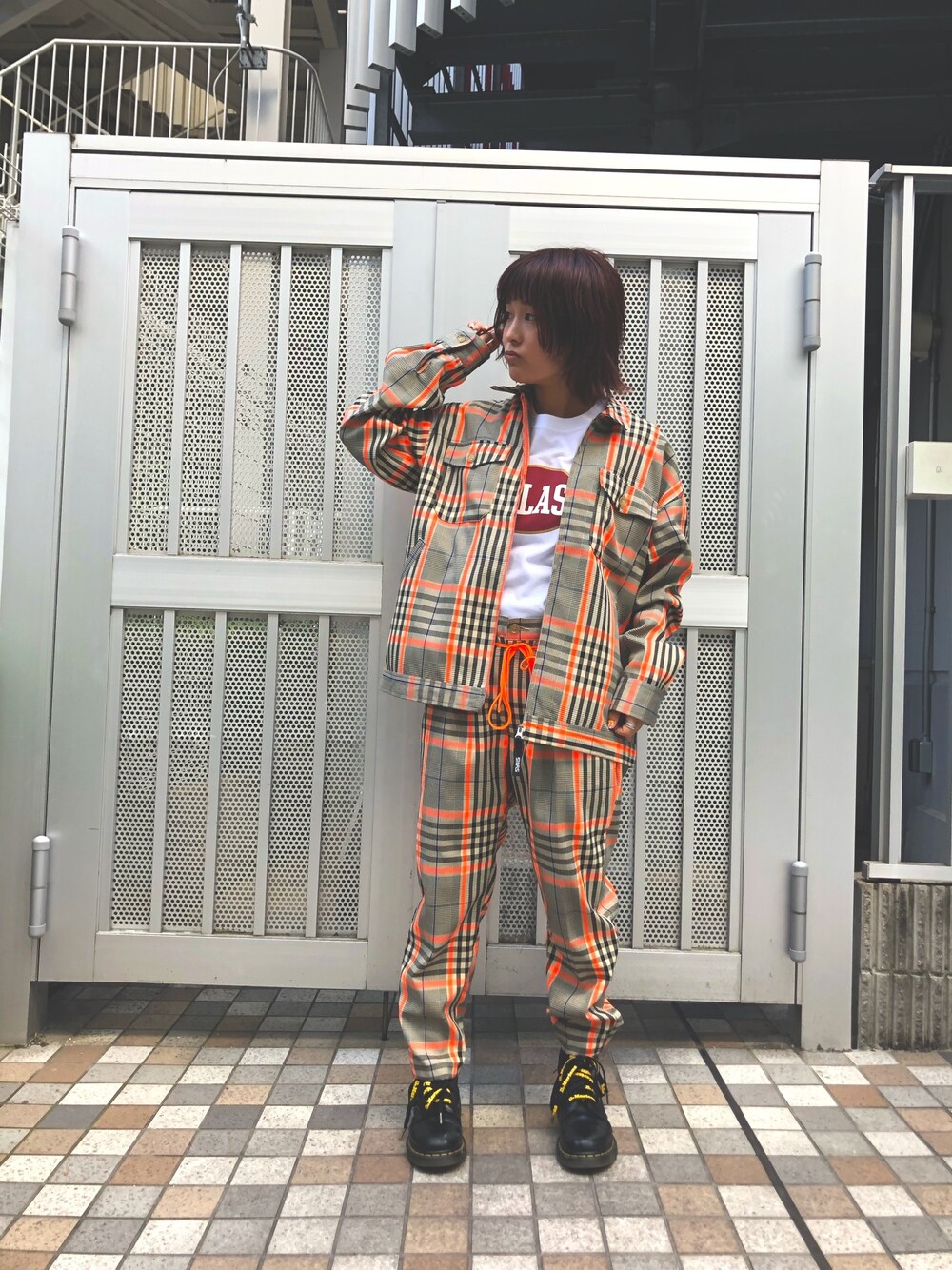 「セットアップ、ストリート、SILAS&MARIA、チェック、チェックセットアップ、オーバーサイズ、ハデ色」｜「SILASのSS TEE OVAL LOGO（Tシャツ/カットソー、ホワイト系）」を使った、林 萌花さん（レディース・159cm）の春コーディネートの1枚目の写真