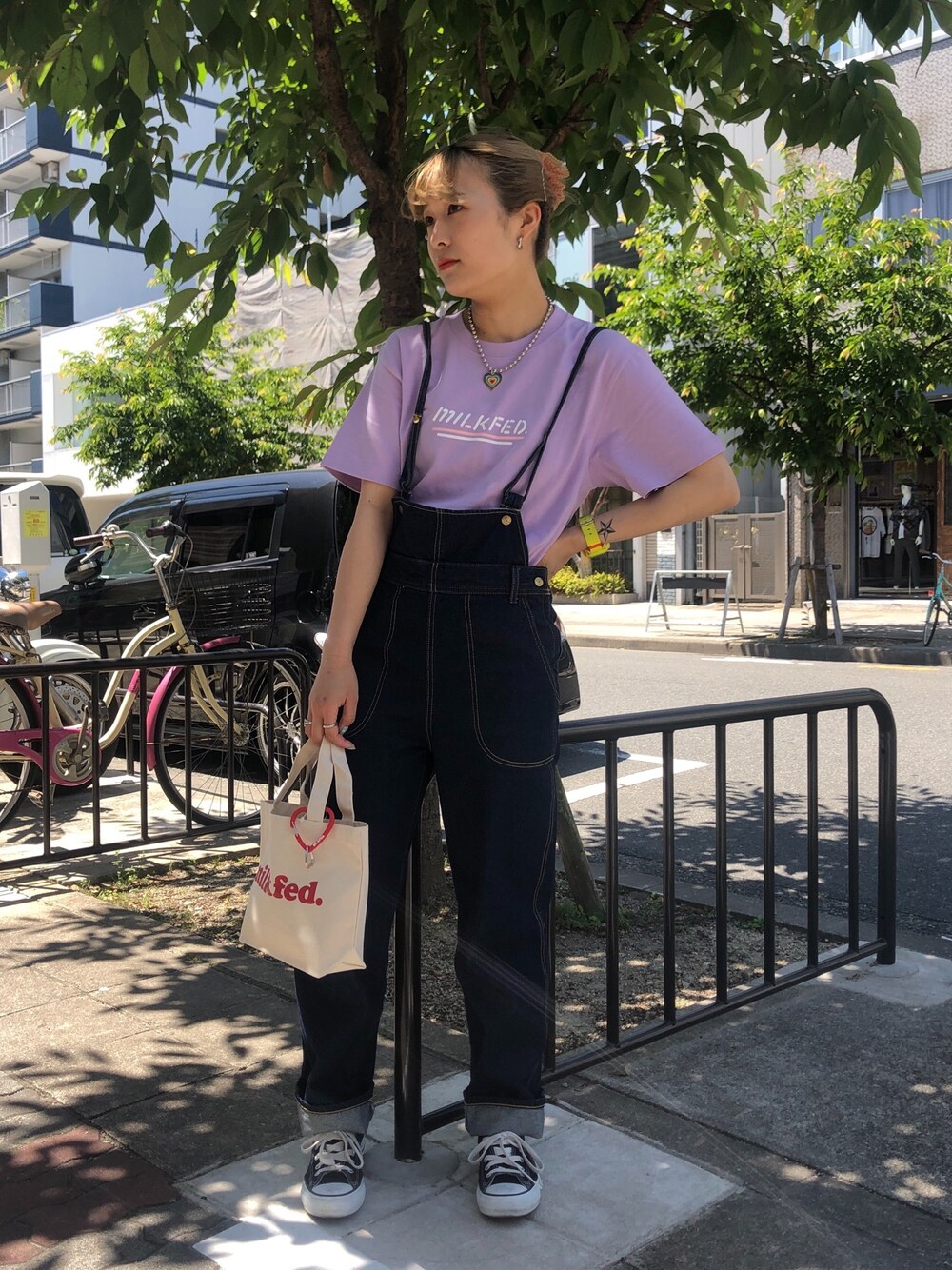 「今日のコーデ、はるコーデ、デニムパンツ、今日の服、サロペット、Tシャツ、Tシャツ×デニム、コンバース、converse」｜「MILKFED.のS/S TEE MASON JAR PARFAIT（Tシャツ/カットソー、パープル系）」を使った、林 萌花さん（レディース・159cm）の春コーディネートの1枚目の写真