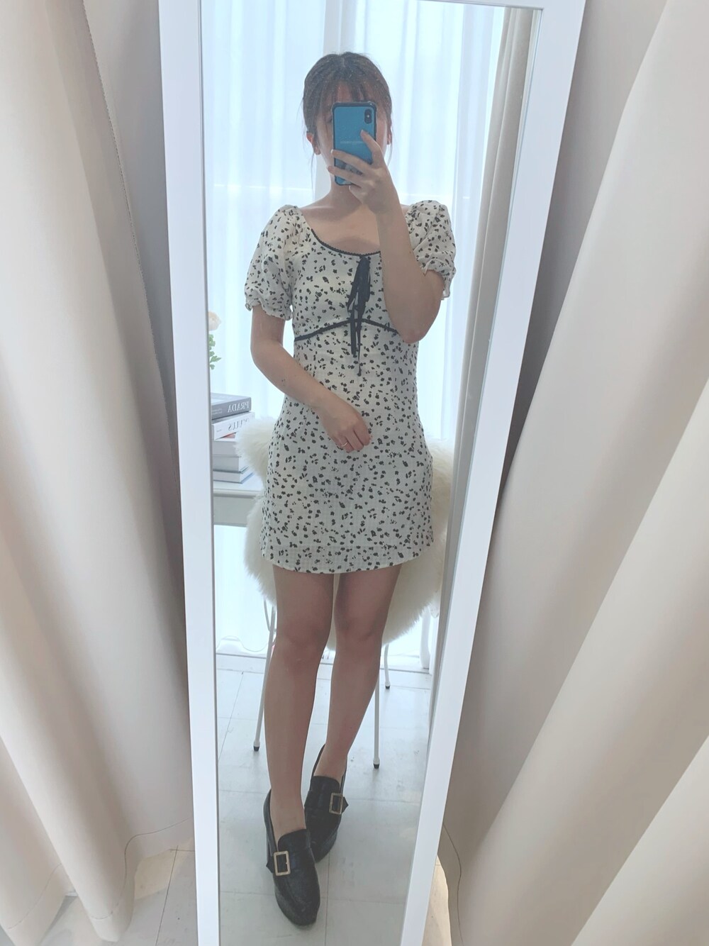 ホワイト系のワンピース、ブラック系のローファーを着用したレディースの夏コーディネートの1枚目の写真