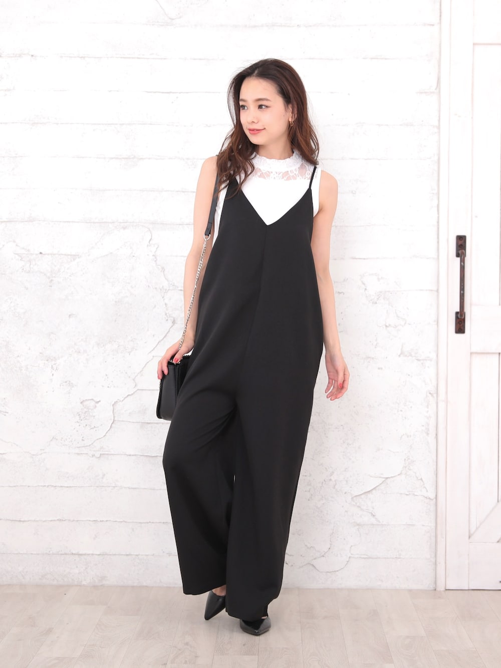 ブラック系のワンピースを着用したレディースの春コーディネートの1枚目の写真