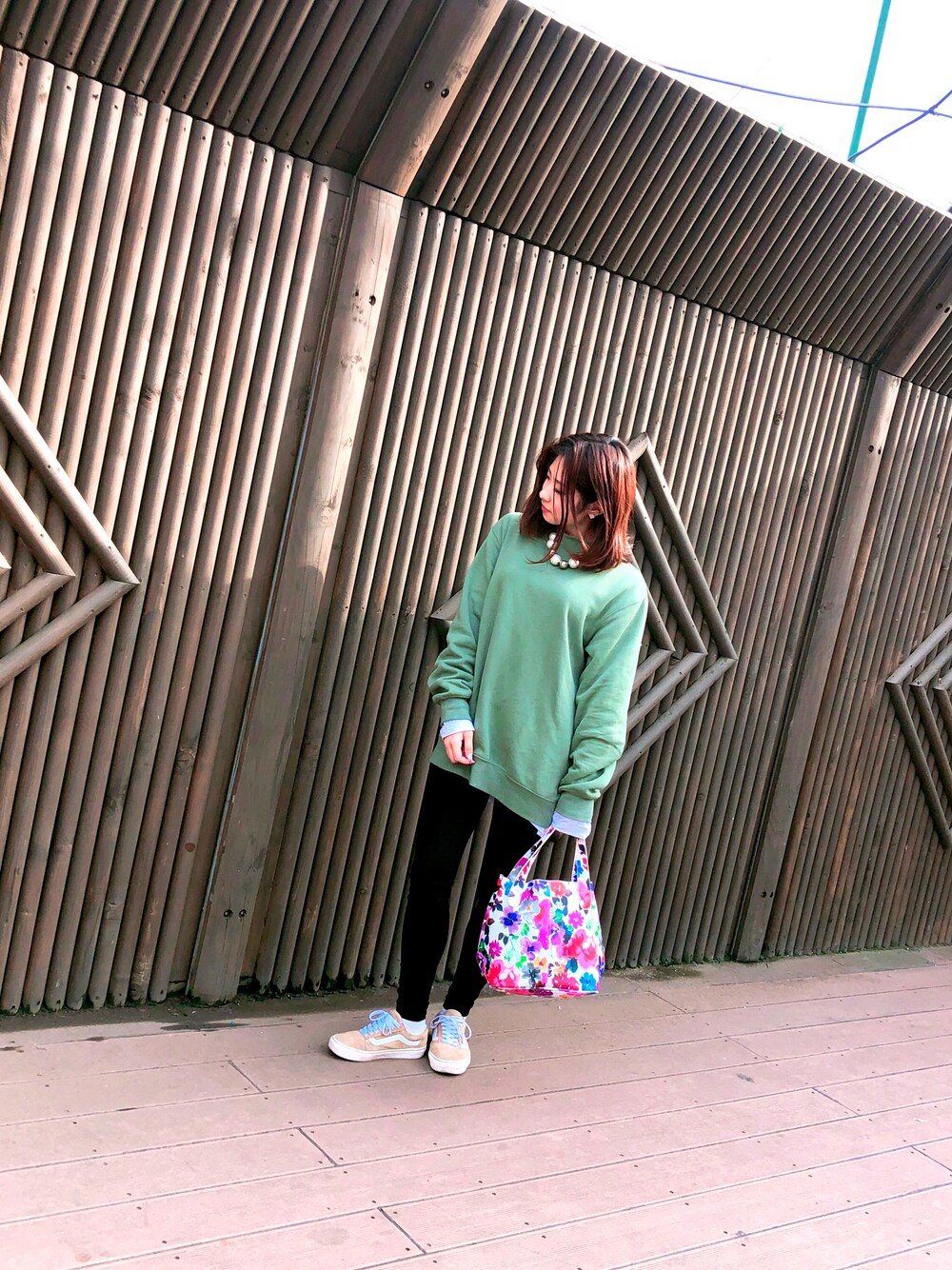 「休日スタイル、レイヤードスタイル、シンプルコーデ、楽チンコーデ、ワンピース×スニーカー、VANS、oldskool」｜「GUの（GU）スウェットプルオーバー（長袖）（トップス、グリーン系）」を使った、ちひさん（レディース・156cm）の夏コーディネートの1枚目の写真