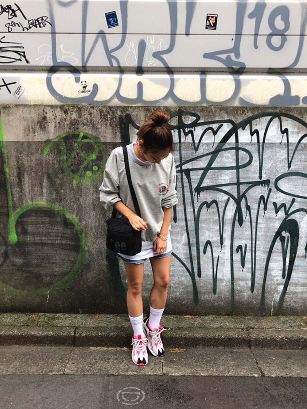 「秋のコーデ、カジュアル、ロングTシャツ、Tシャツワンピ、スニーカー、スポーツミックス、女子会、reebok、デニム、グレー」｜「LeeのLee/リー　メッシュポーチサコッシュショルダー（ショルダーバッグ、ブラック系）」を使った、ちひさん（レディース・156cm）の秋コーディネートの1枚目の写真