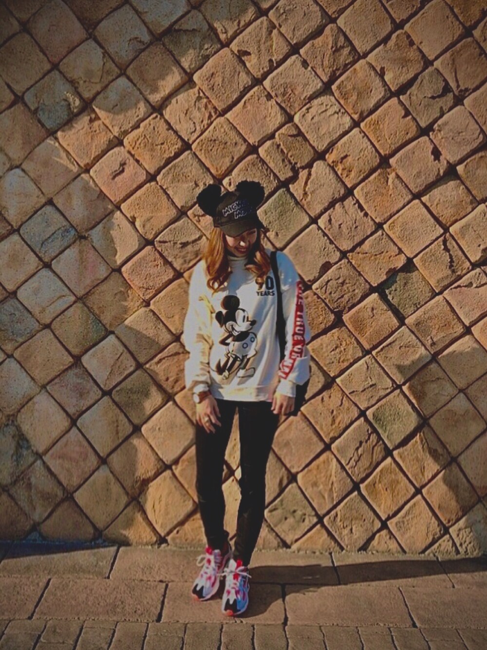 「ディズニー、ディズニーコーデ、コーデュロイ、スキニーパンツ、キャップ、reebok、スニーカーコーデ」｜「LeeのLee/リー　メッシュポーチサコッシュショルダー（ショルダーバッグ、ブラック系）」を使った、ちひさん（レディース・156cm）の冬コーディネートの1枚目の写真