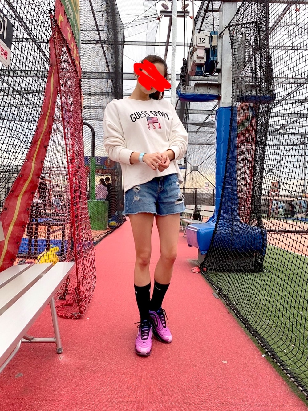 「スポーツミックス、エアマックス720、NIKE AIR MAX、guess、デニムショートパンツ、NIKE、白スウェット、ナイキスニーカー、ナイキソックス」｜「GuessのGUESS Originals SPORT US FLAG CROP CREW SWEAT【JAPAN EXCLUSIVE ITEM】（スウェット、ホワイト系）」を使った、ちひさん（レディース・156cm）の春コーディネートの1枚目の写真