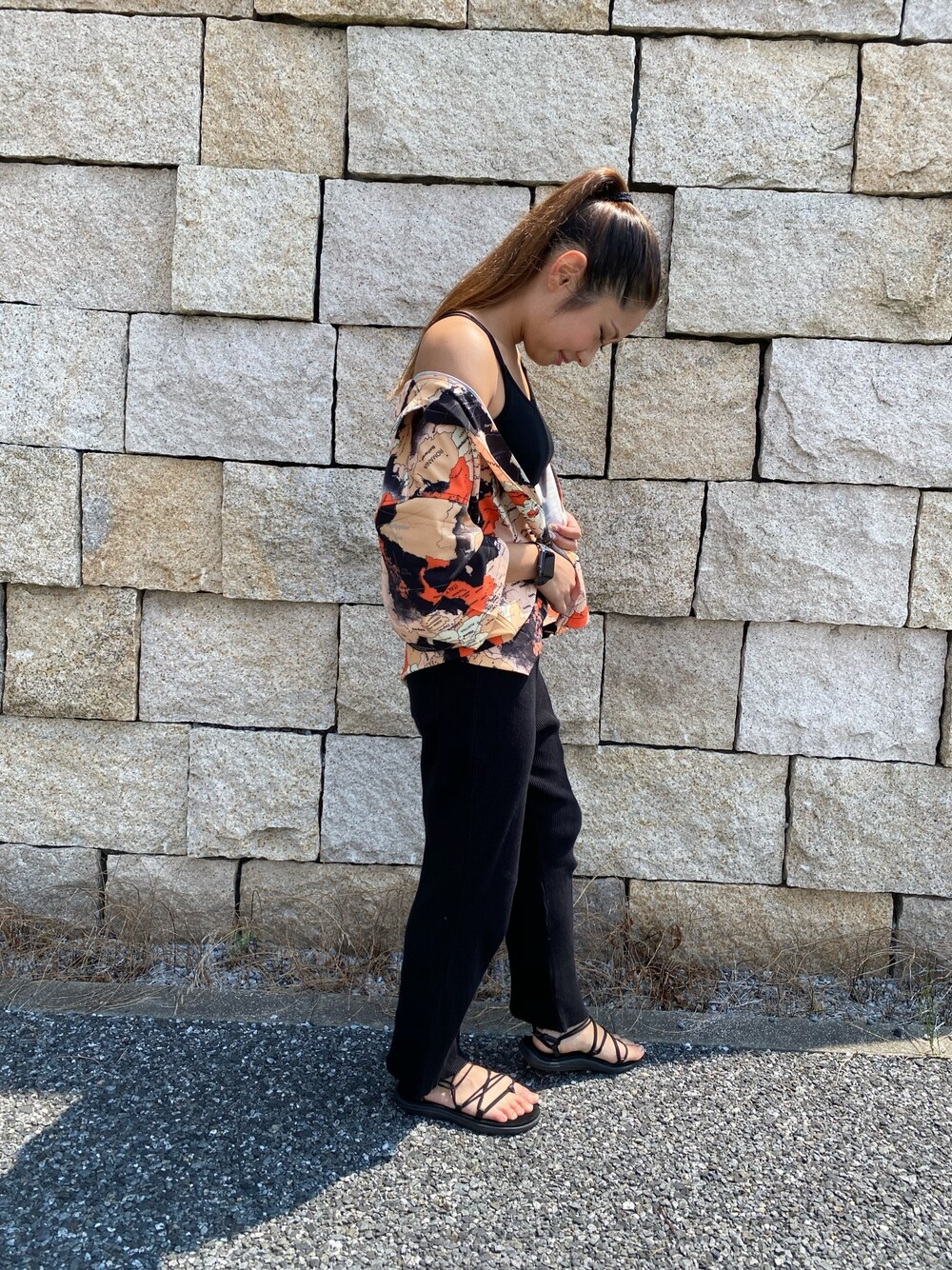 「カジュアルコーデ、柄シャツ、古着、プチプラコーデ、ゆるコーデ、今日のコーデ、ブラックコーデ、ルーズシルエット」｜「LOWRYS FARMのジャガードパンツ（パンツ、ブラック系）」を使った、ちひさん（レディース・156cm）の夏コーディネートの1枚目の写真