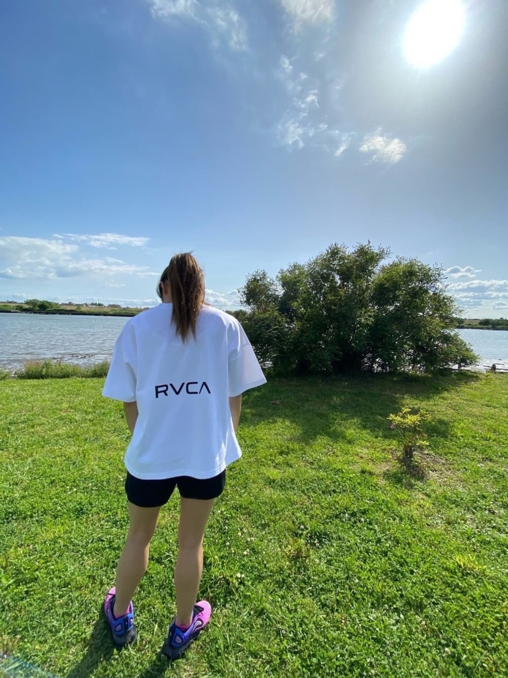 「スポーツミックス、スポーツmix、NIKE、NIKE AIR MAX、AIR MAX720、rvca、スニーカーコーデ、スニーカー、今日のコーデ、私の推しブランド」｜「RVCAのRVCA レディース  BACK BIG RVCA SS Ｔシャツ/ルーカ 半袖 ロゴ バックプリント ビッグシルエット ドロップショルダー（Tシャツ/カットソー、ホワイト系）」を使った、ちひさん（レディース・156cm）の春コーディネートの1枚目の写真