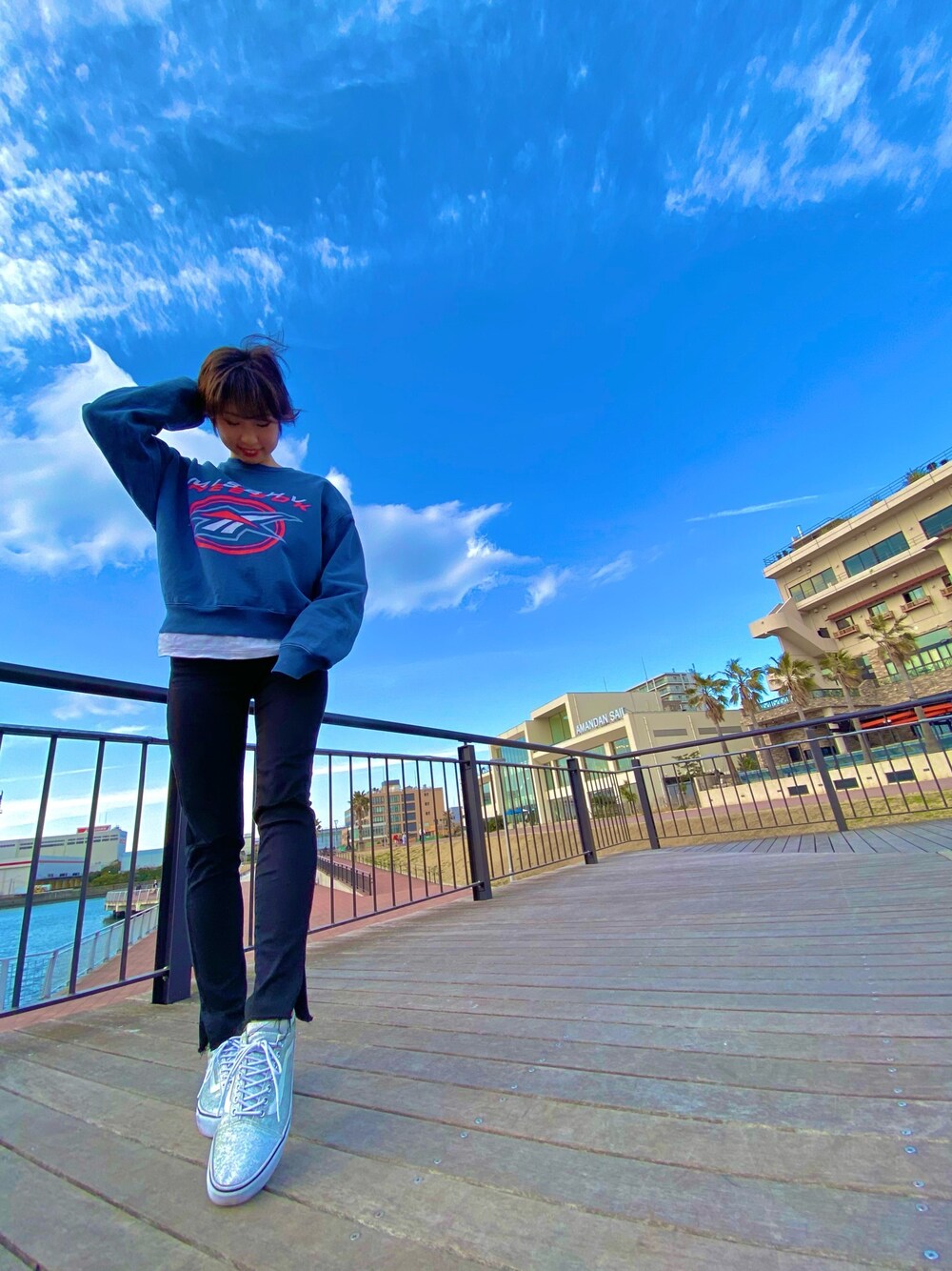 「スニーカーコーデ、UNIQLO、パンツスタイル、reebok、春コーデ、低身長、休日スタイル、スポーツミックス、シルバーシューズ」｜「Reebokのアイテム（スウェット、ブルー系）」を使った、ちひさん（レディース・156cm）の冬コーディネートの1枚目の写真
