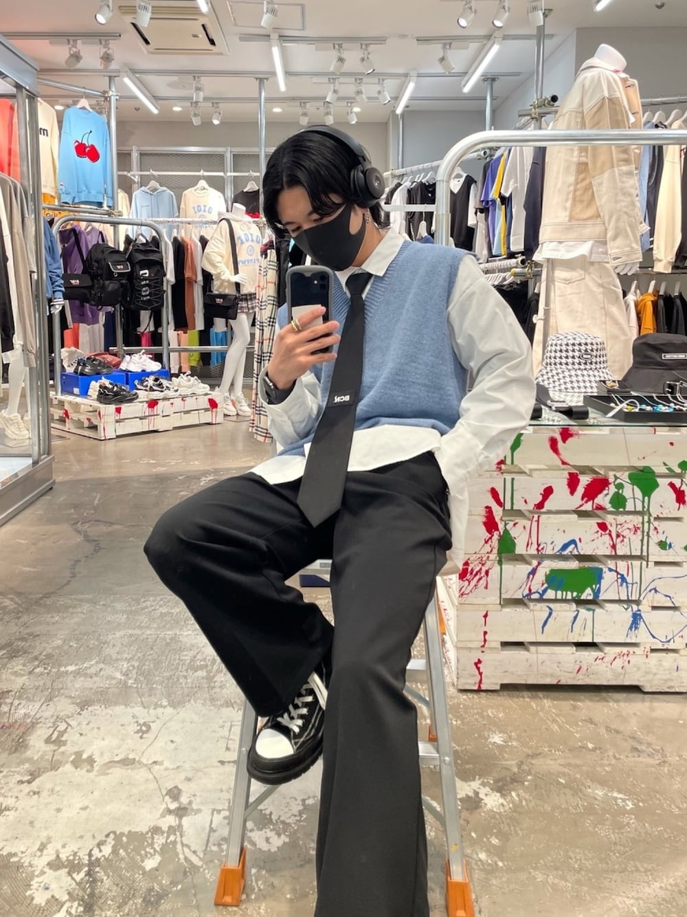 「韓国ファッション、ニットベスト、ベスト、春コーデ、おしゃれさんと繋がりたい、ブルー」｜「BASIC COTTONのアイテム（ネクタイ、ブラック系）」を使った、kazukiさん（メンズ・160cm）の春コーディネートの1枚目の写真