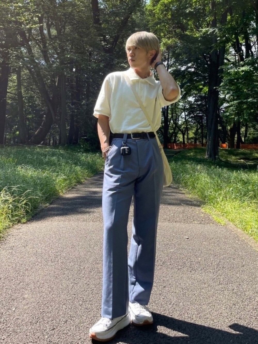 「韓国ファッション、コンバース、カラーパンツ、スラックス、低身長、スニーカーコーデ、ootd、ポロシャツ、シンプル」｜「MASONPRINCEのアイテム（スラックス、ブルー系）」を使った、kazukiさん（メンズ・160cm）の夏コーディネートの1枚目の写真
