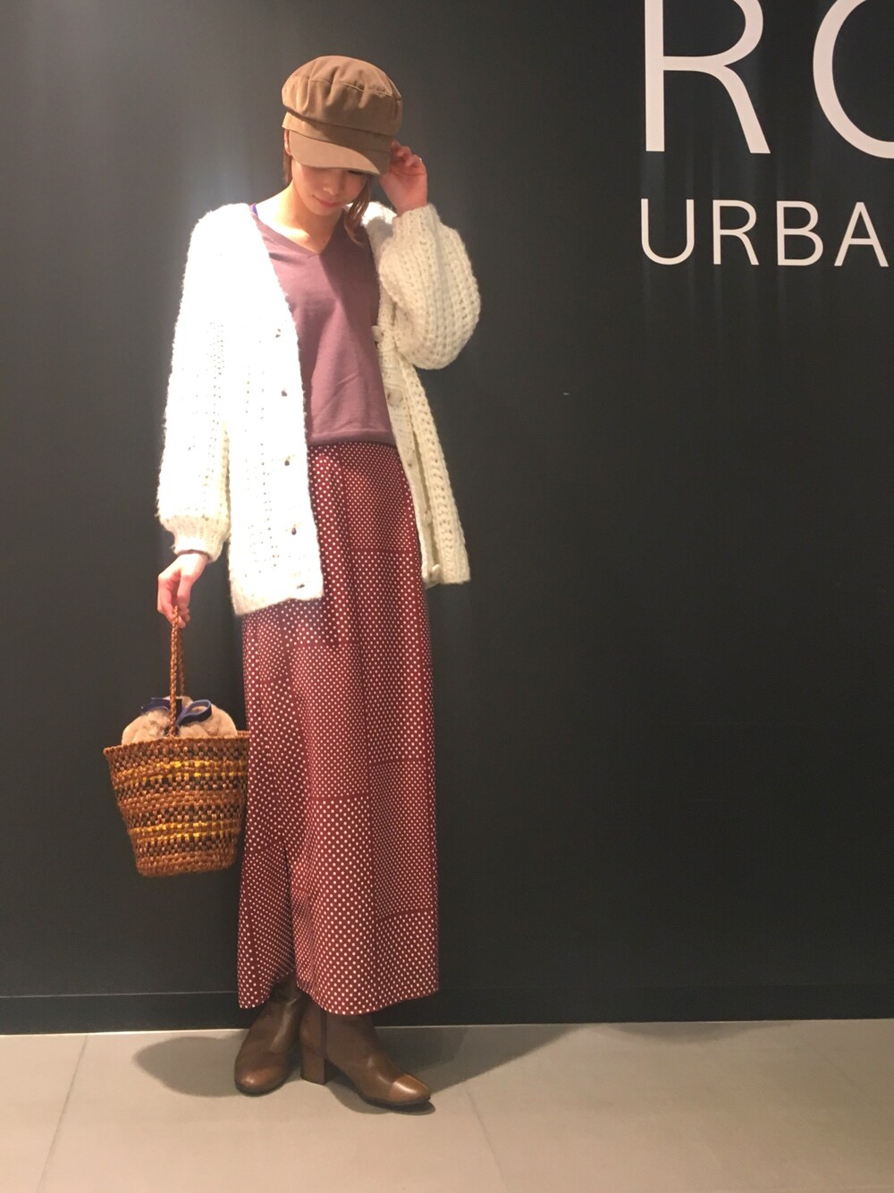 ホワイト系のカーディガン/ボレロ、グレー系のトップス、その他のスカートを着用したレディースの冬コーディネートの1枚目の写真