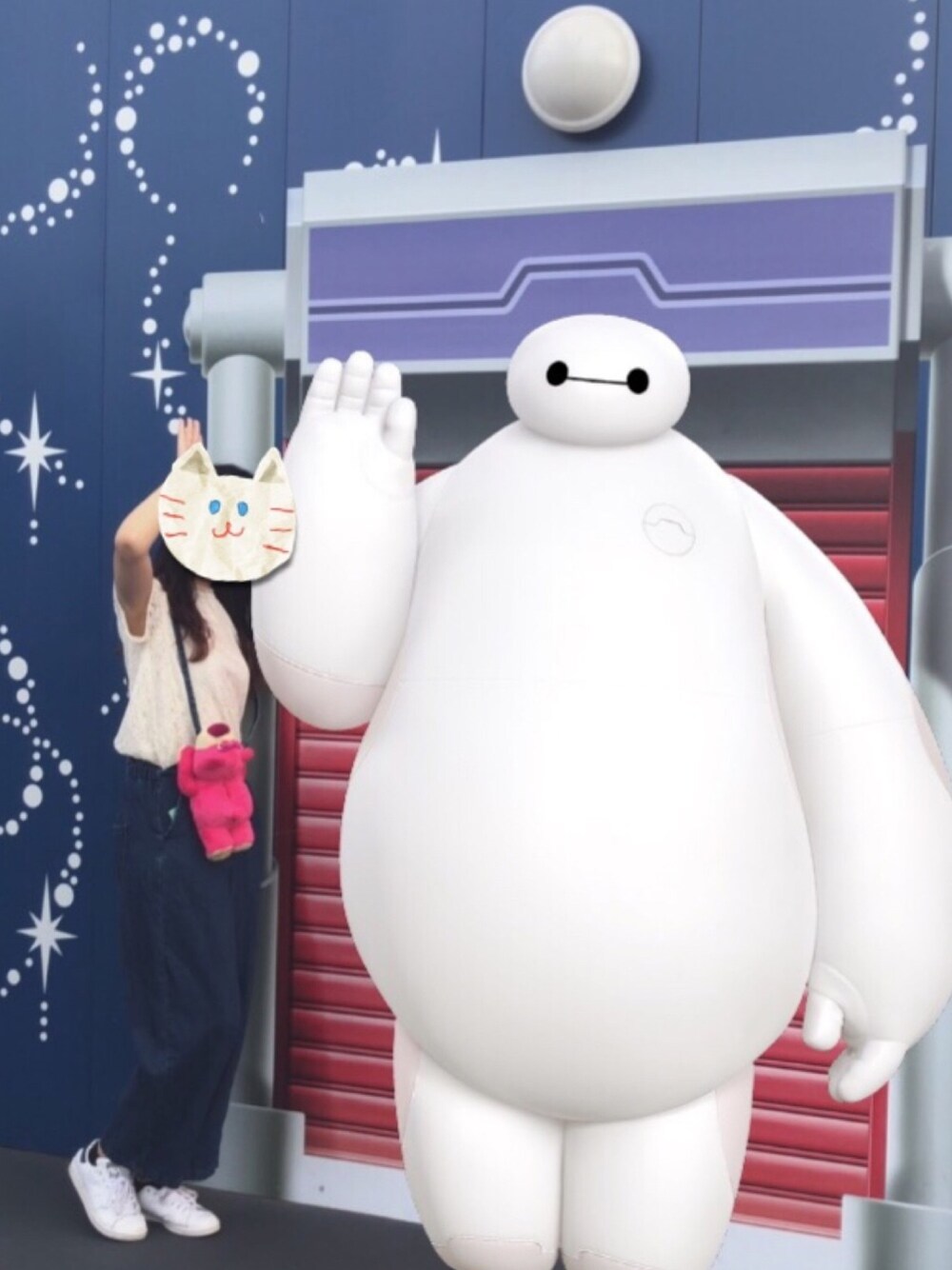 「休日スタイル、ディズニー、TDL」｜「NATURAL BEAUTY BASICのスタンドレースブラウス（シャツ/ブラウス、ホワイト系）」を使った、kumikotoriさん（レディース・172cm）の秋コーディネートの1枚目の写真