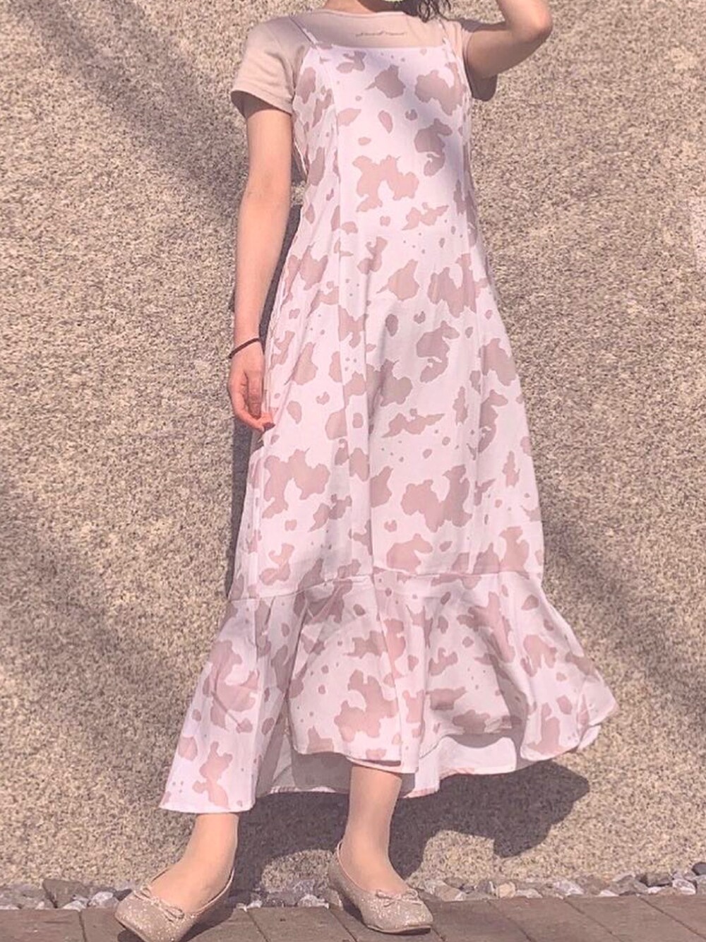 「休日コーデ、きれいめカジュアル、ゆるコーデ、ootd、ロングワンピース、ワントーンコーデ」｜「one after another NICE CLAUPのフェミカジュキャミワンピース（ワンピース、ホワイト系）」を使った、まゆ(3)さん（レディース・156cm）の春コーディネートの1枚目の写真