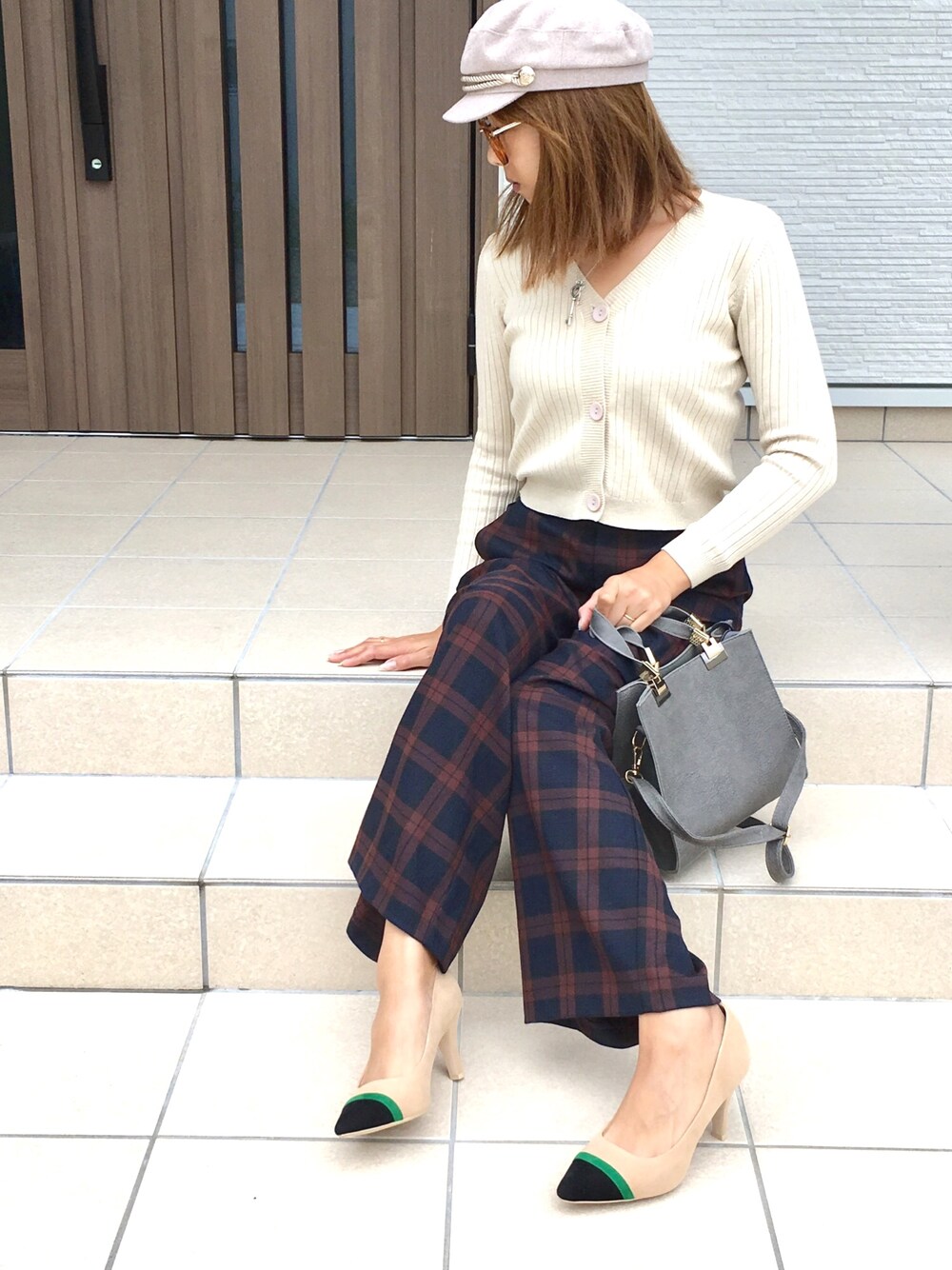 「秋服準備はじめました、カジュアルコーデ、タータンチェック、キャスケットコーデ、ブラウンコーデ、タータンチェックパンツ、今日のコーデ、ジユジョ、GUコーデ、プチプラコーデ」｜「GUのアイテム（パンツ、ブラウン系）」を使った、ayaさん（レディース・162cm）の秋コーディネートの1枚目の写真