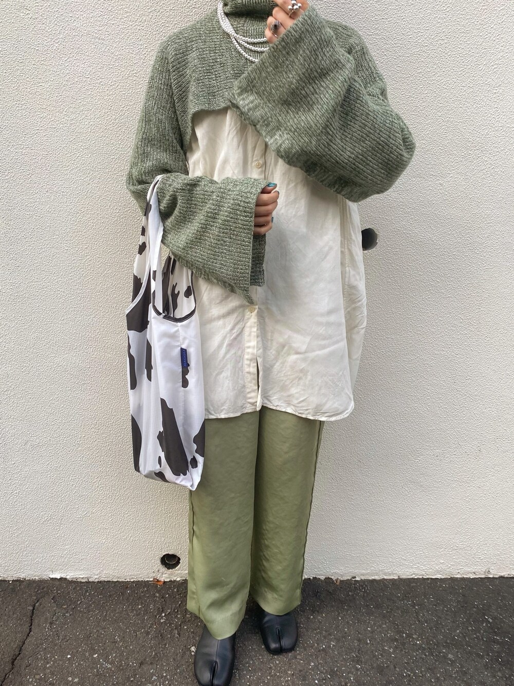 「大人カジュアル、グリーン、グリーンコーデ、ピスタチオ、ピスタチオカラー、変形トップス、ニット、ニットコーデ、Littlesuzie、お洒落さんとつながりたい」｜「UNIQLOのリネンブレンドスタンドカラーチュニック（長袖）（シャツ/ブラウス、ホワイト系）」を使った、momoさん（レディース・158cm）の秋コーディネートの1枚目の写真