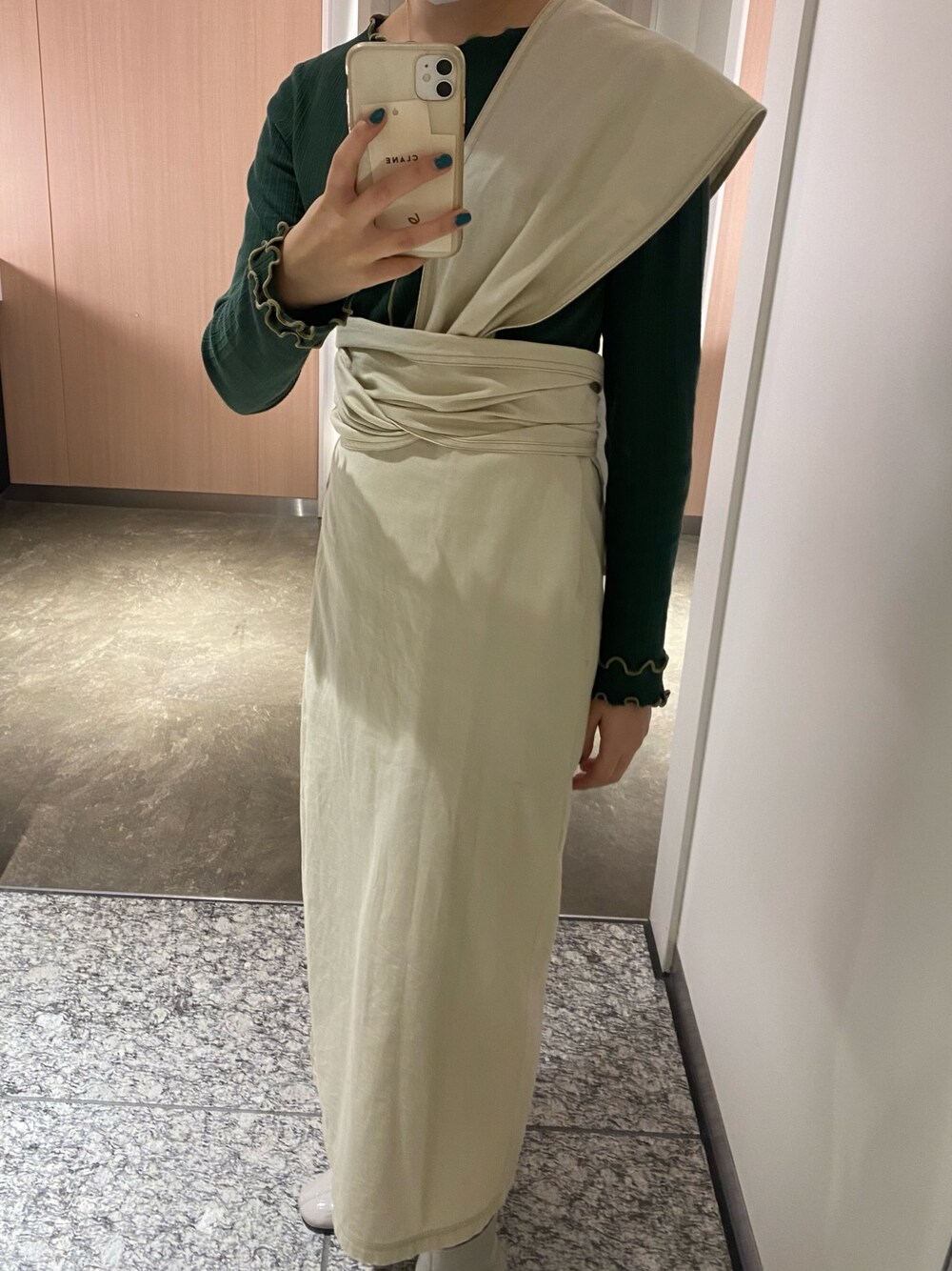 「大人カジュアル、お洒落さんとつながりたい、ootd、大人女子、ワンショルダー、白スカート、ホワイトコーデ、ホワイト、ワンショル、Littlesuzie」｜「little $uzieのアイテム（スカート、ホワイト系）」を使った、momoさん（レディース・158cm）の冬コーディネートの1枚目の写真