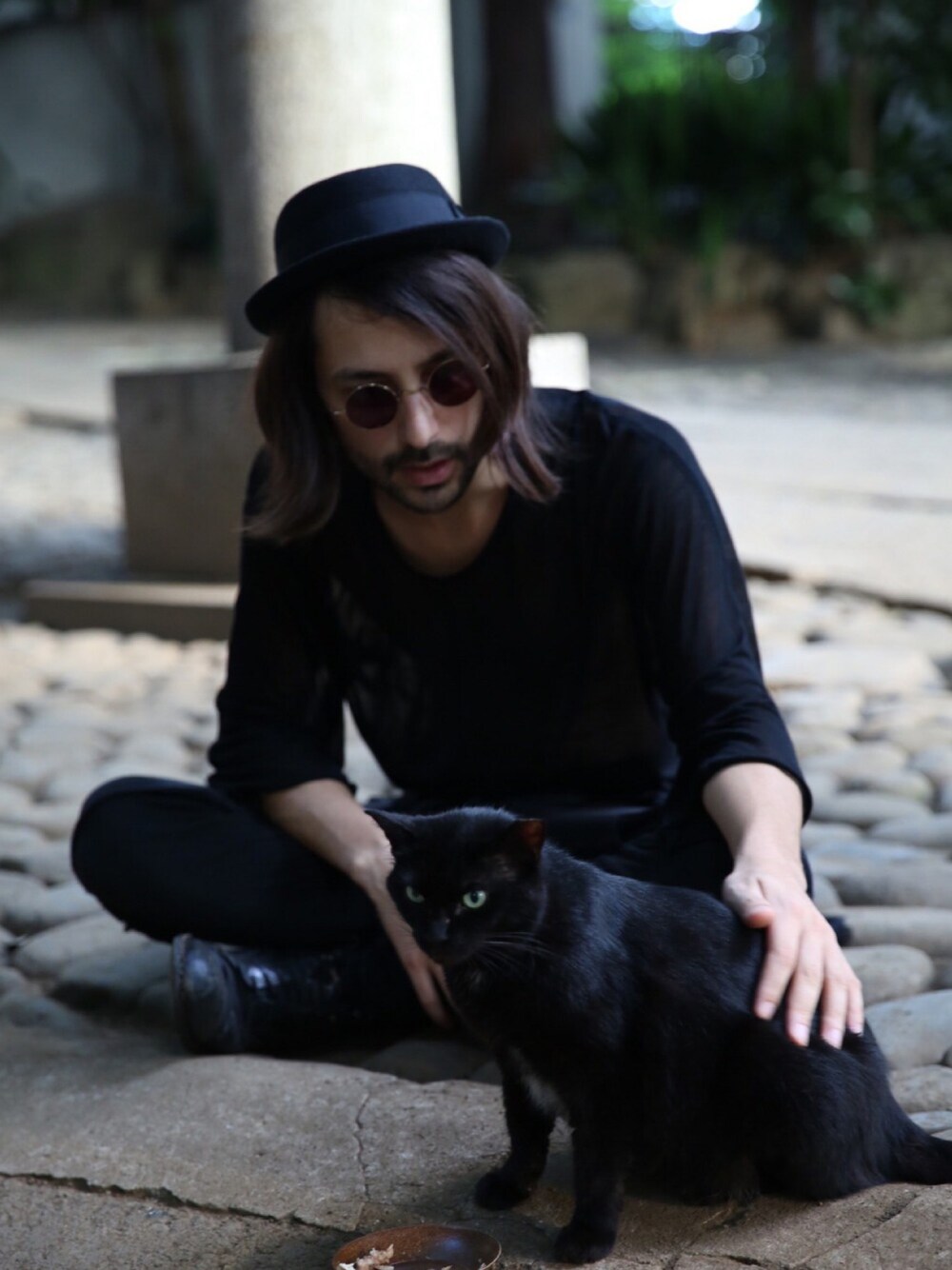 「ALL BLACK、猫、神社、black、黒、黒コーデ」｜「nude:masahiko maruyamaのアイテム（トップス、ブラック系）」を使った、ミカエルさん（メンズ・177cm）の夏コーディネートの1枚目の写真