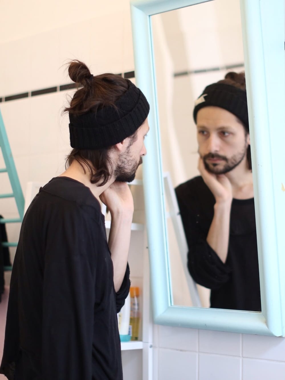 「オールブラック、Ann Demeulemeester」｜「RACALのケーブル×リブ　ヘアバンド（ヘアバンド、ブラック系）」を使った、ミカエルさん（メンズ・177cm）の夏コーディネートの1枚目の写真