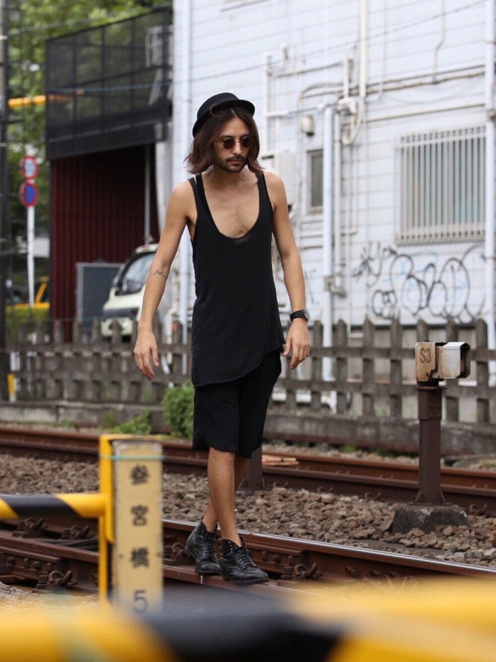「線路、ALL BLACK」｜「niiboのアイテム（タンクトップ、ブラック系）」を使った、ミカエルさん（メンズ・177cm）の秋コーディネートの1枚目の写真