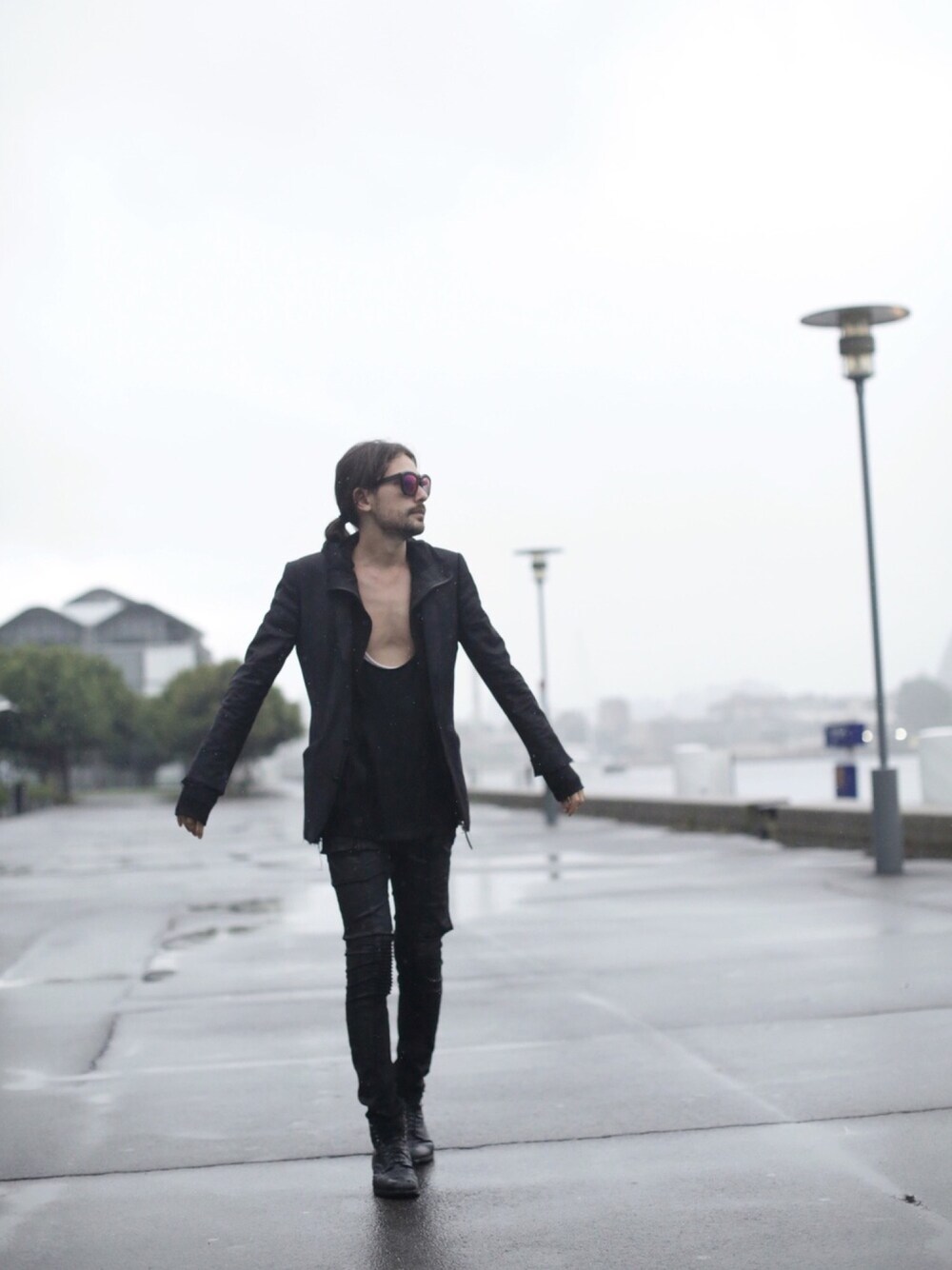 「KUBORAUM、drkshdw」｜「VINTAGEのアイテム（ブーツ、ブラック系）」を使った、ミカエルさん（メンズ・177cm）の冬コーディネートの1枚目の写真